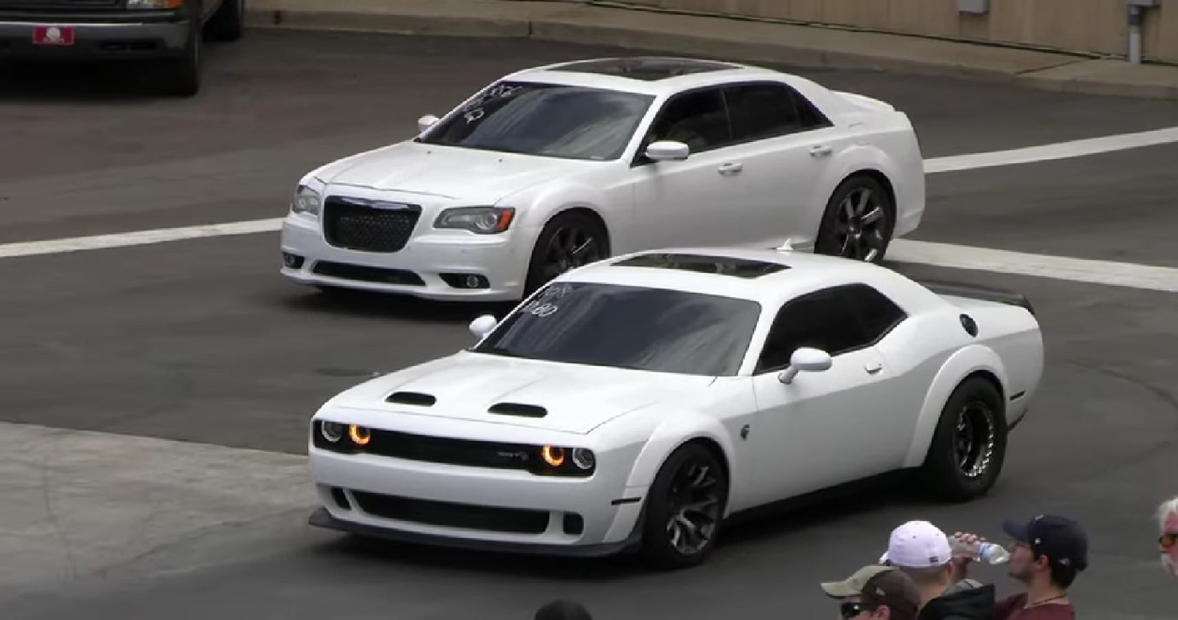 Drag Race Chrysler 300 vs Challenger Hellcat Redeye