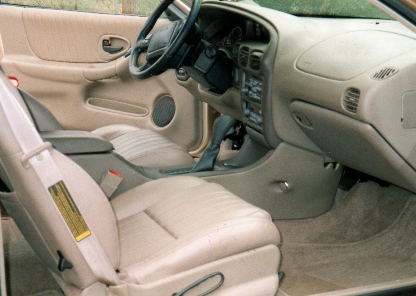 2000 Grand Prix Interior, steering wheel, passanger side view