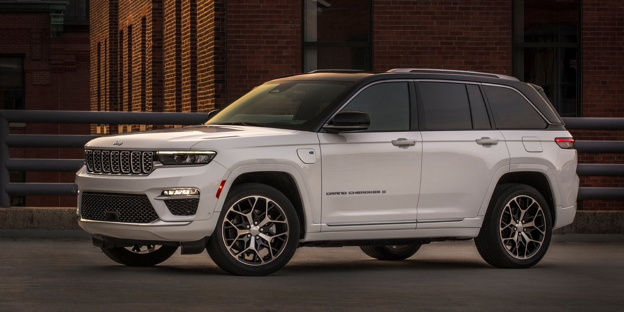 Front 3/4 view of a white Grand Cherokee 