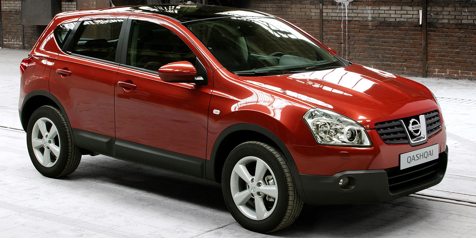 Front 3/4 view of a red Qashqai