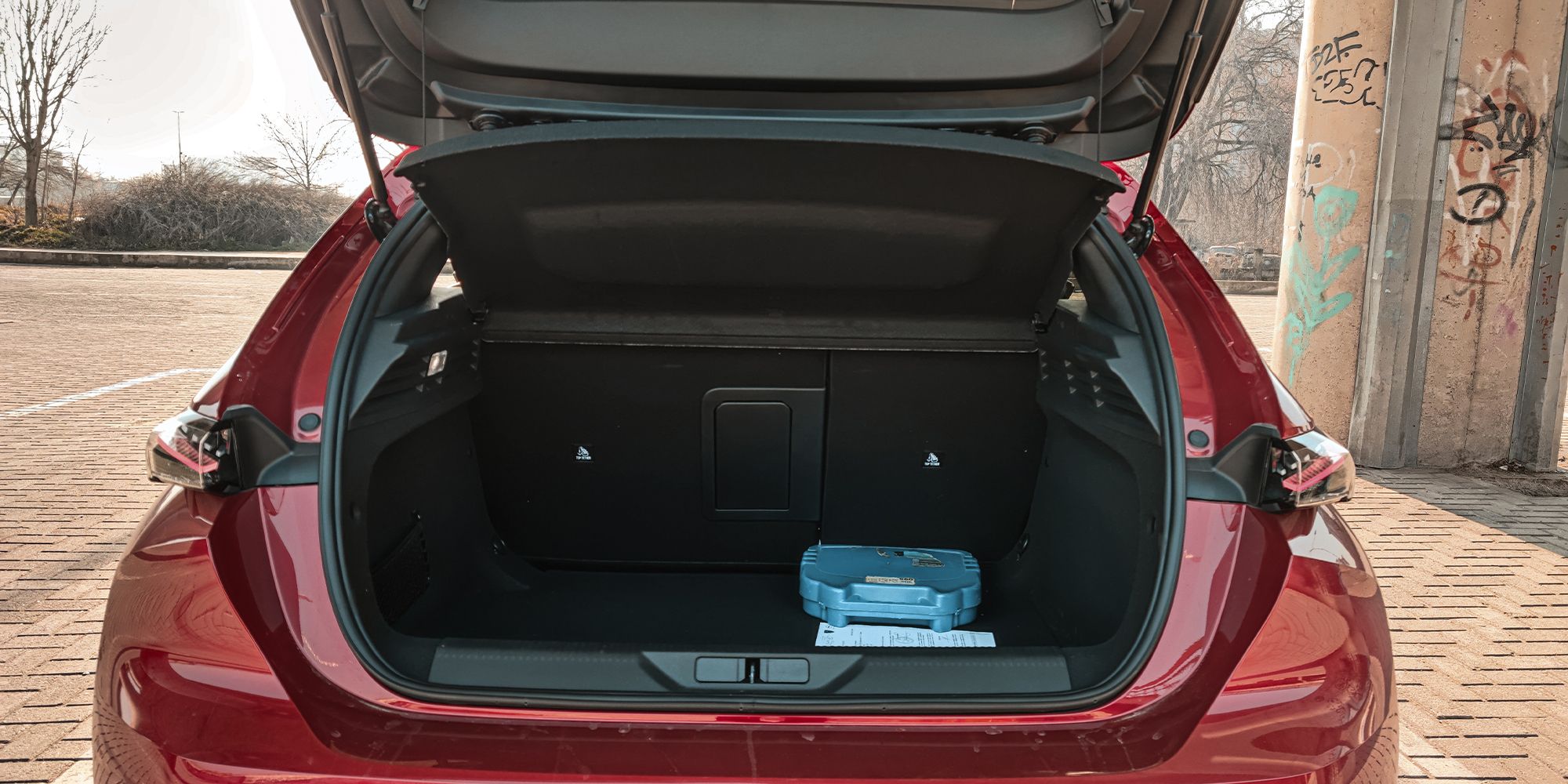 The cargo area in the new 308, rear seats up