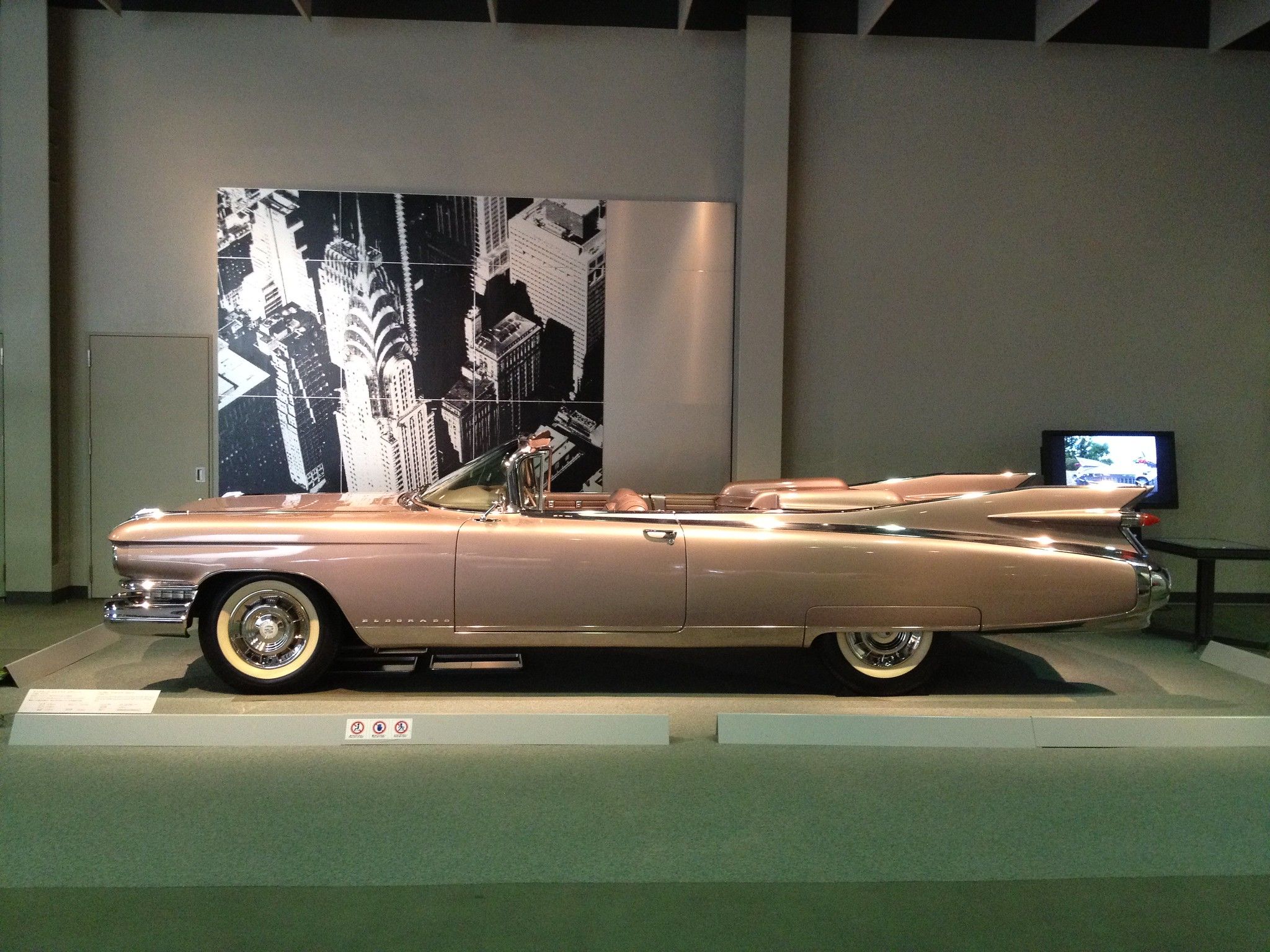 A side view on the 1959 Eldorado Biarritz from the exhibition.