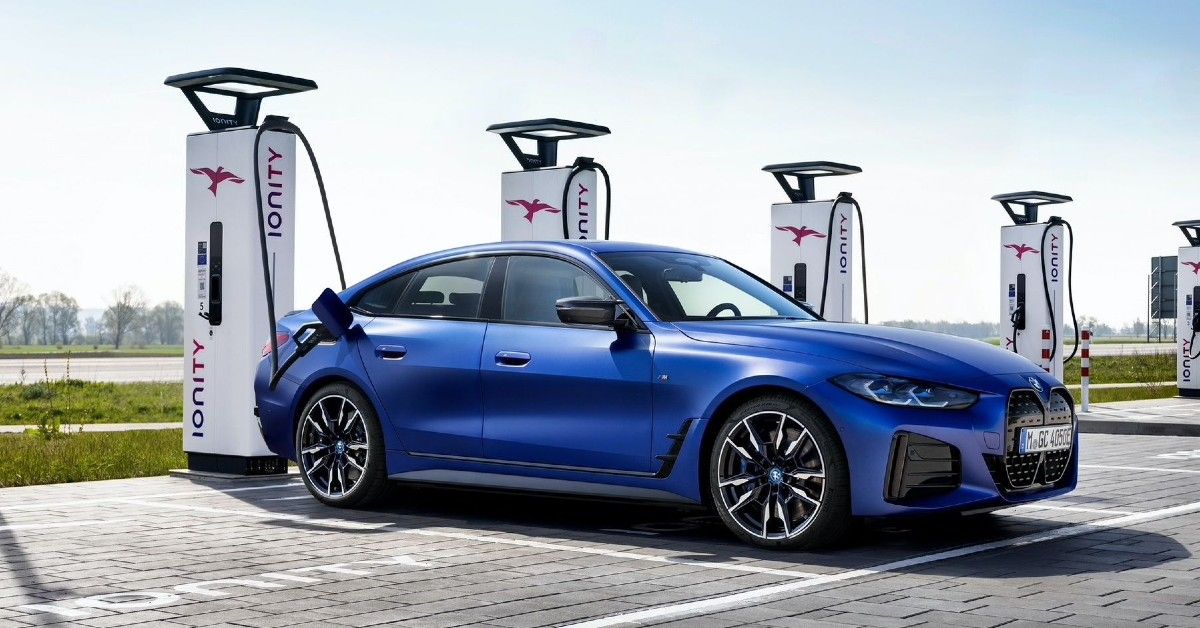 BMW i4 M50 azul estacionado y cargando - Ángulo delantero izquierdo
