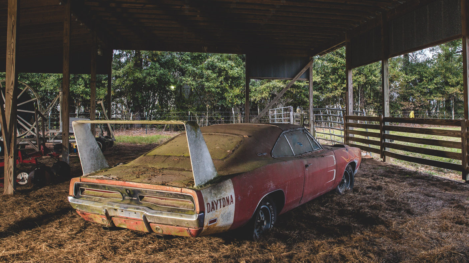 Dodge Charger Daytona en un granero de Alabama