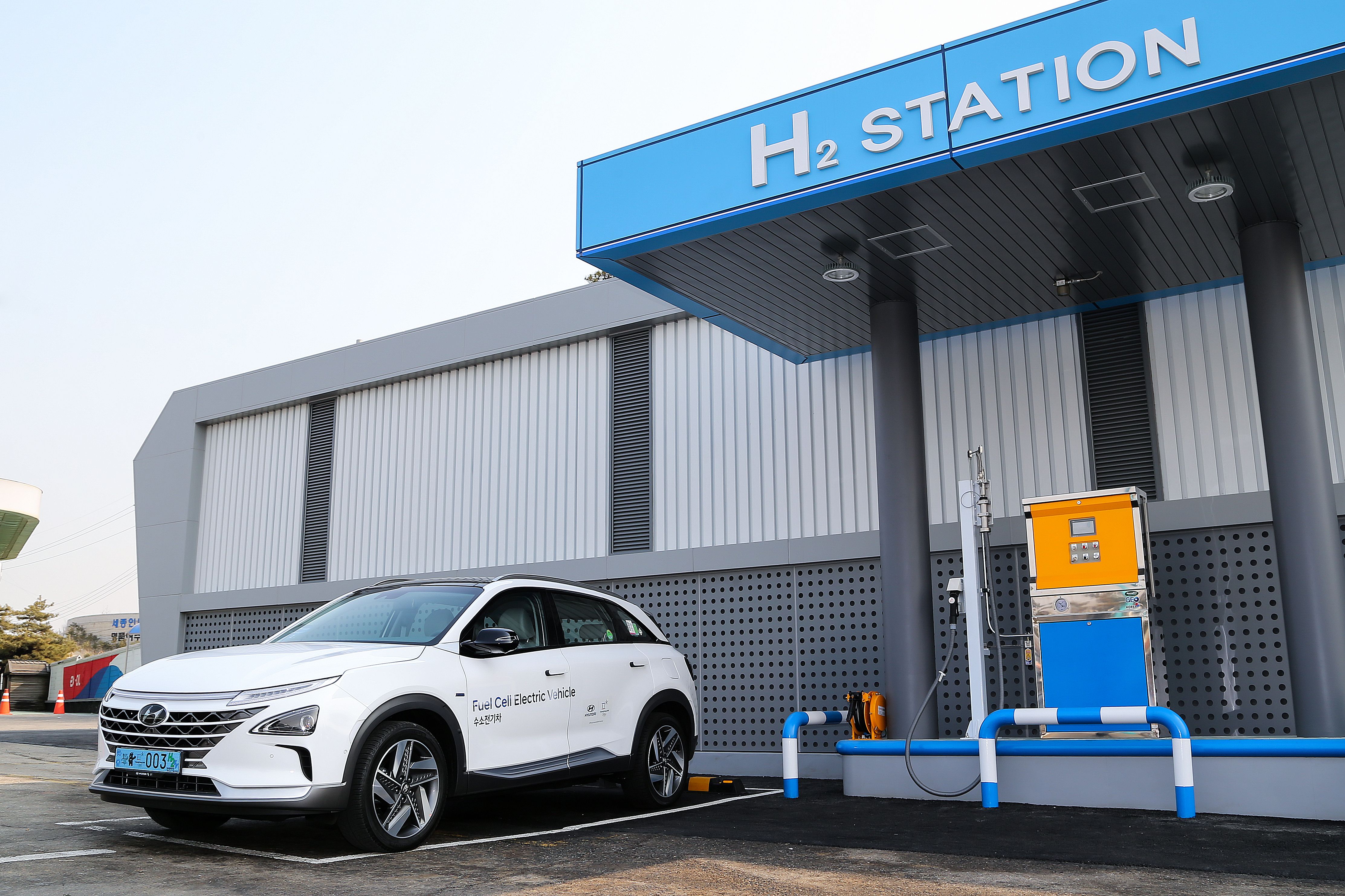 The 2022 Hyundai Nexo charging at the H2 station. 