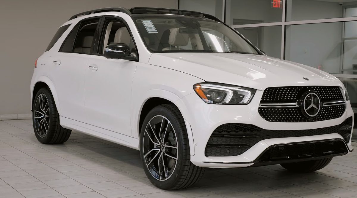 White 2021 Mercedes-Benz GLE 580 front view 