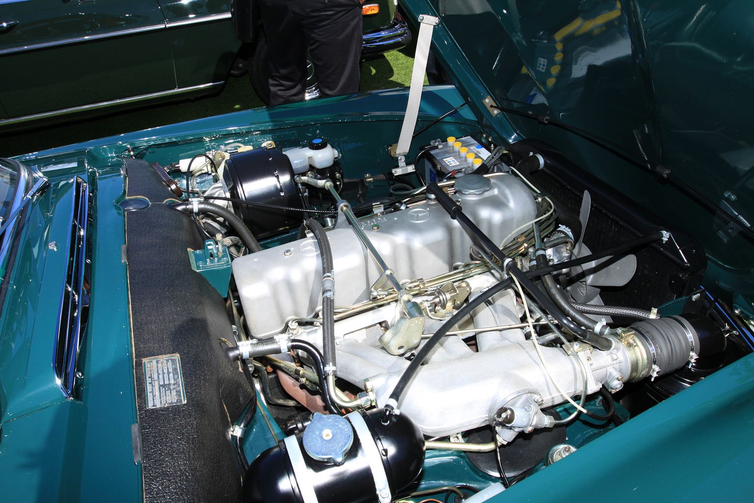 Mercedes-benz  250 SL engine bay