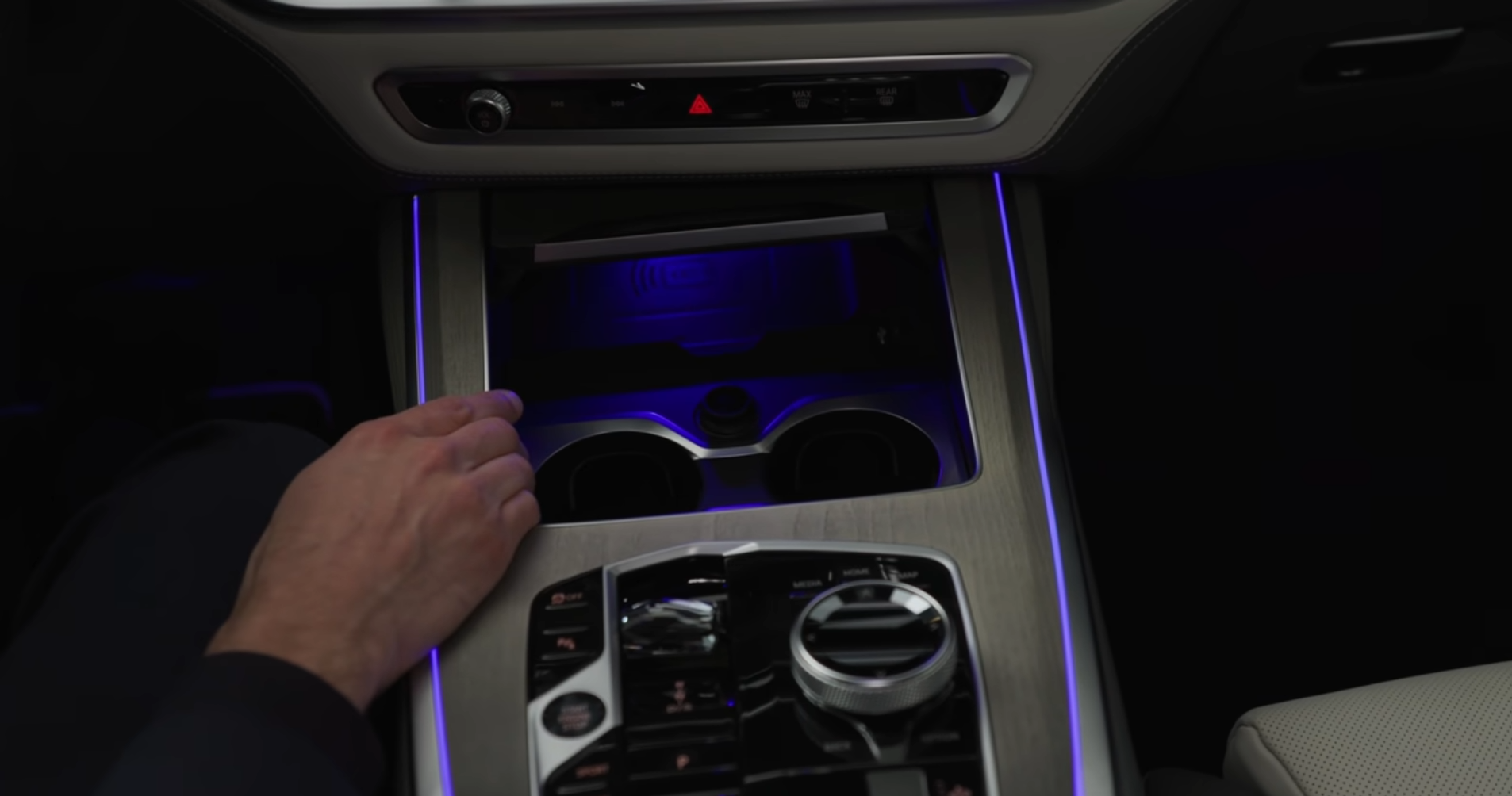 2023 BMW X7 interior ambient lighting