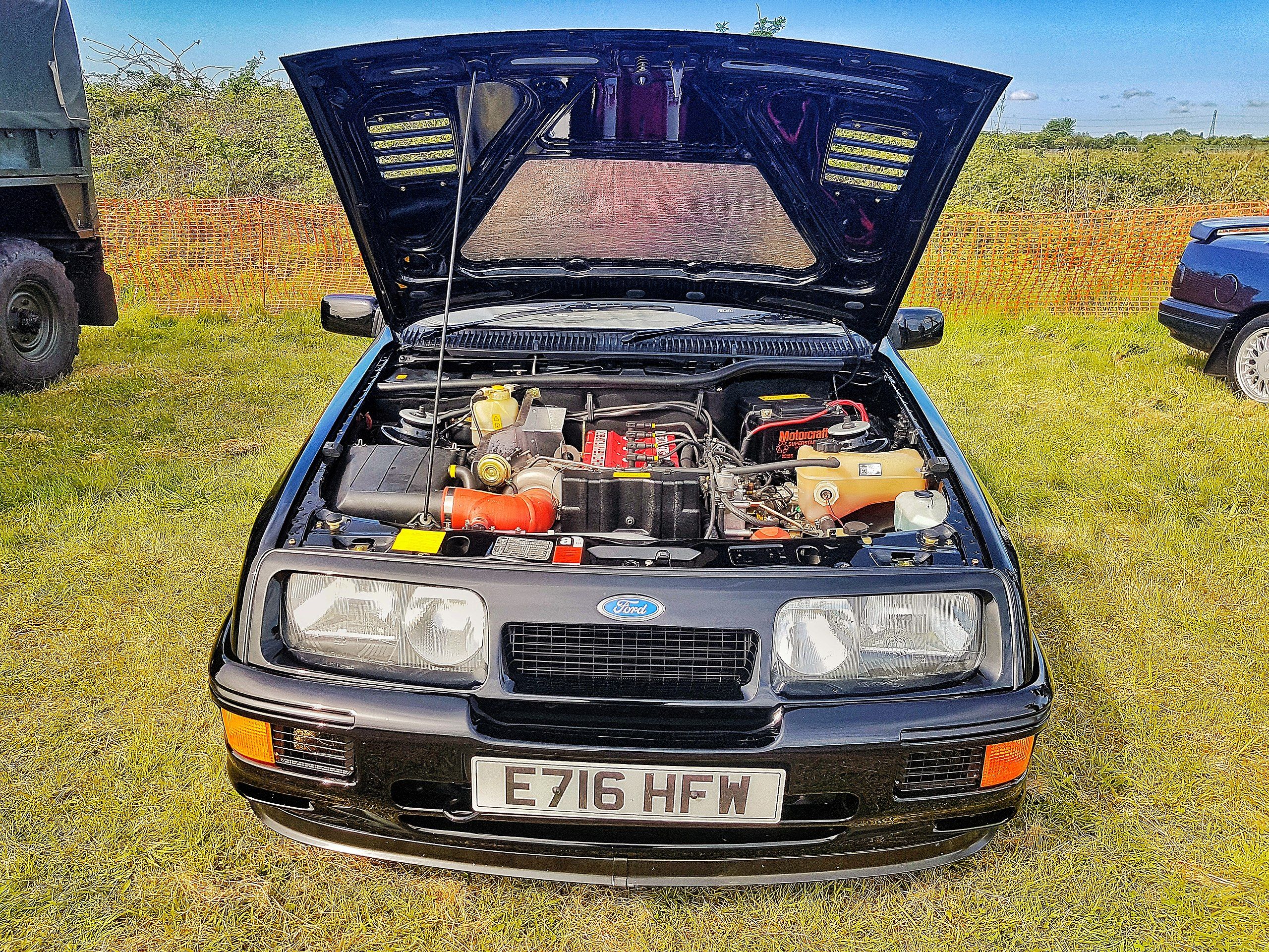2560px-Ford_Sierra_RS_Cosworth_-1