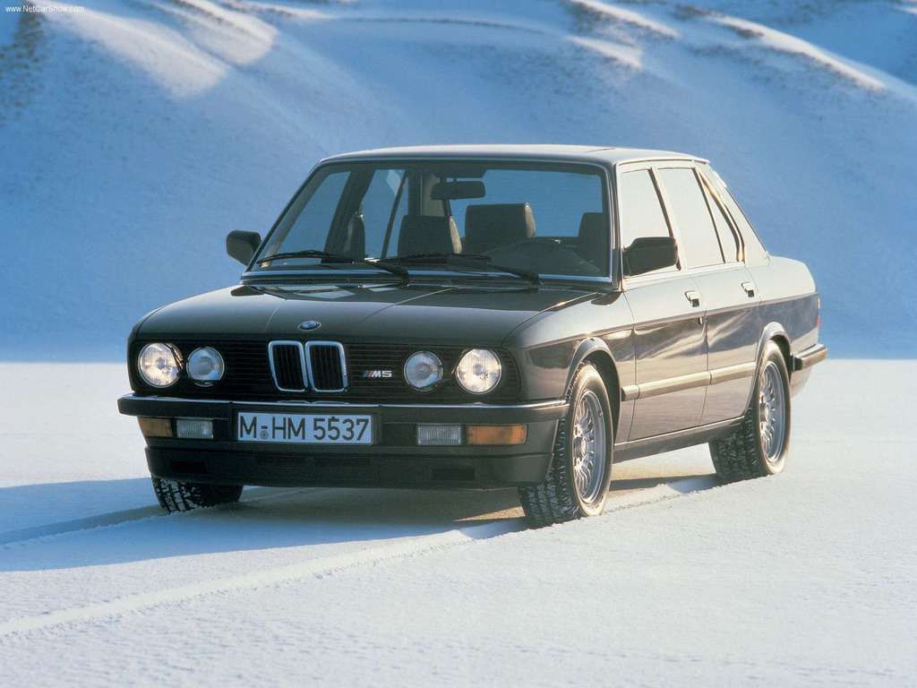 BMW-M5-1984-1024-01