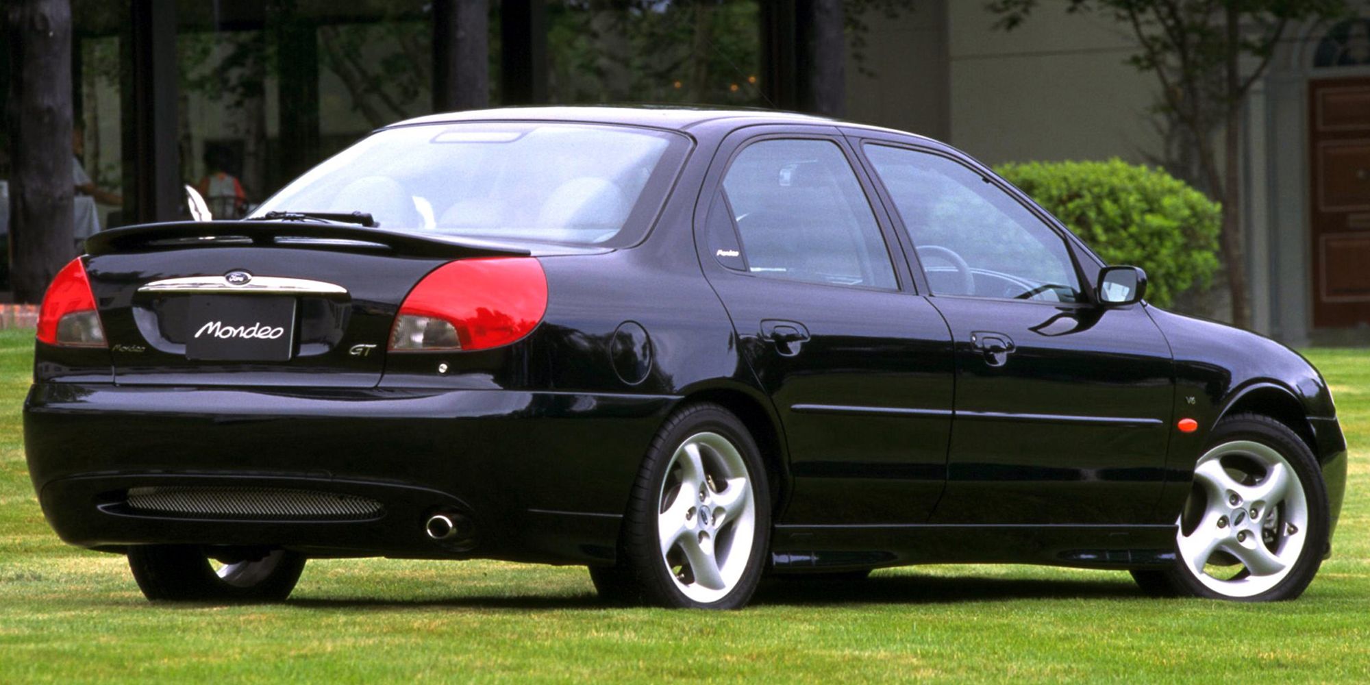 Rear 3/4 view of a black Mondeo Mk2