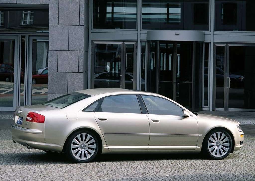 Vista trasera del Audi A8 2002 gris 