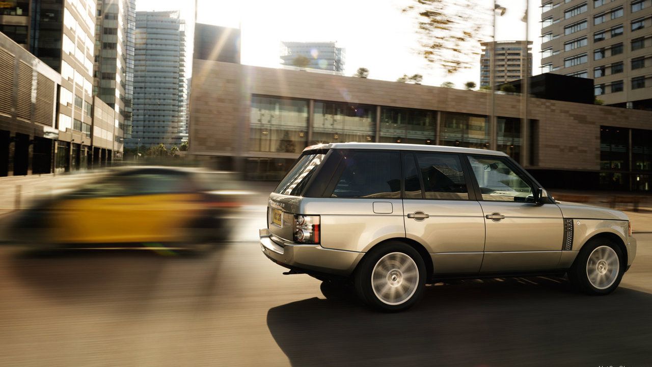 Land_Rover-Range_Rover-2010-Rear