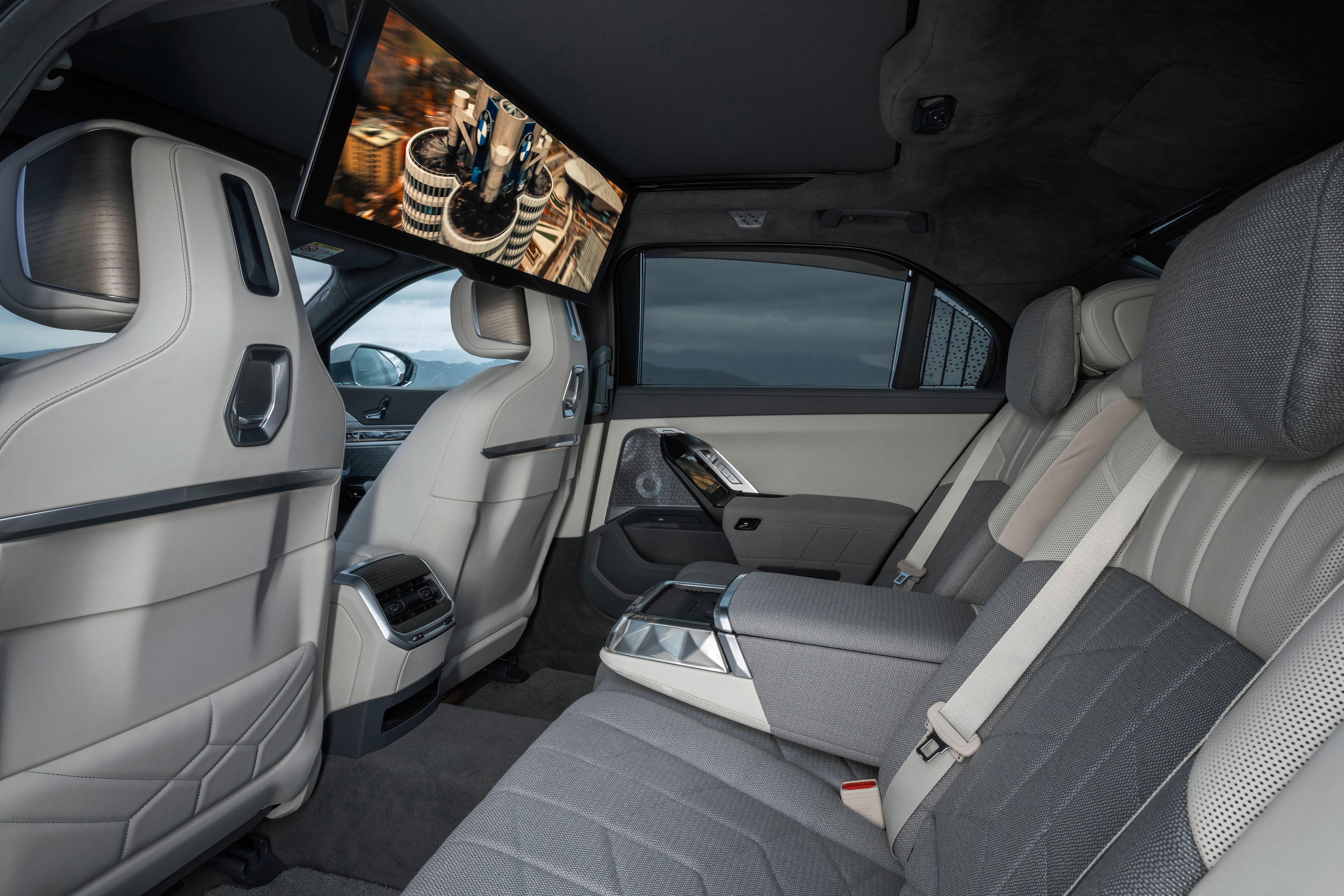back seat of 2023 bmw i7 cabin executive