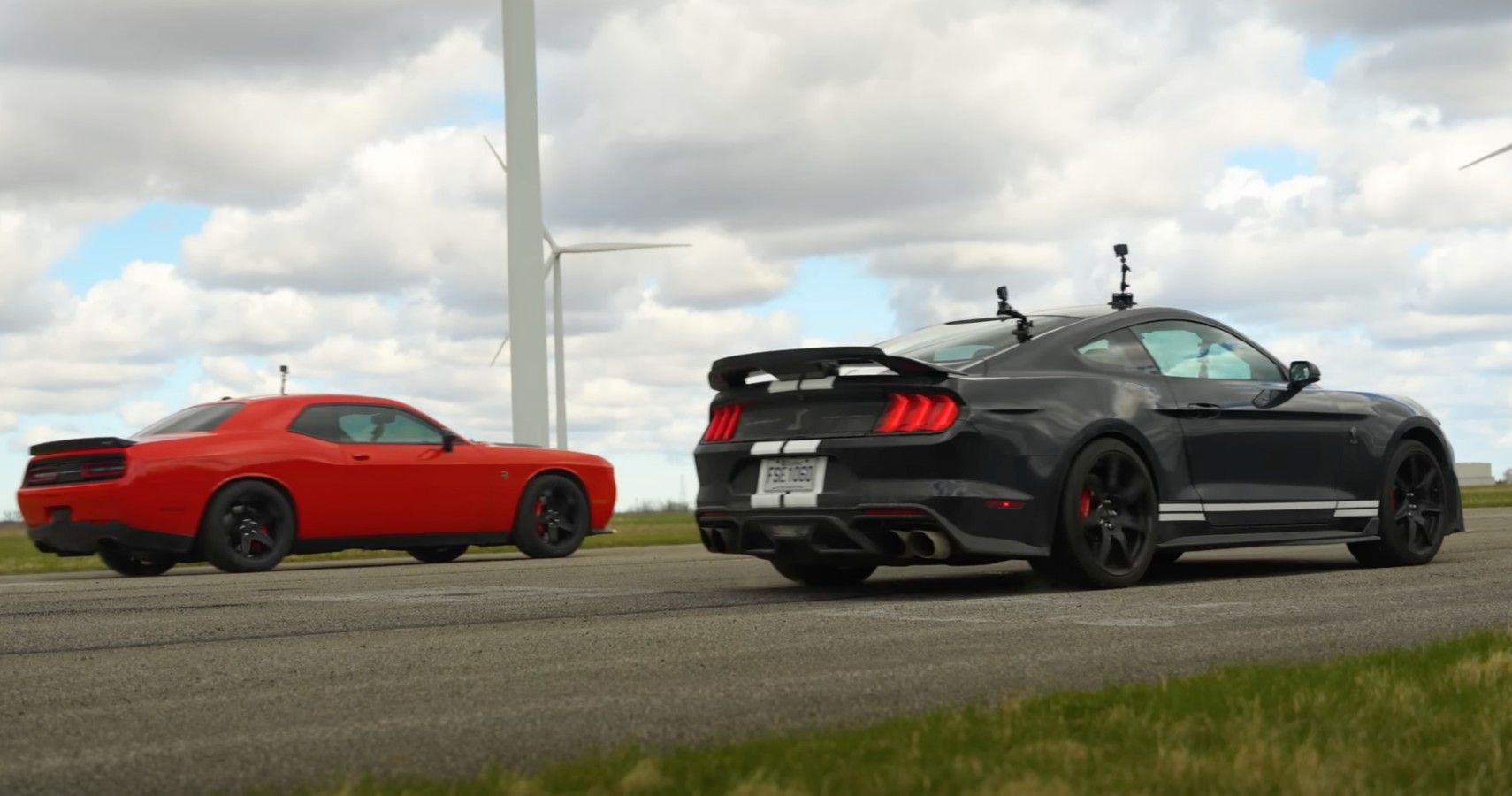 2022 Ford Shelby Gt500 Vs A Dodge Challenger Hellcat In Drag Race