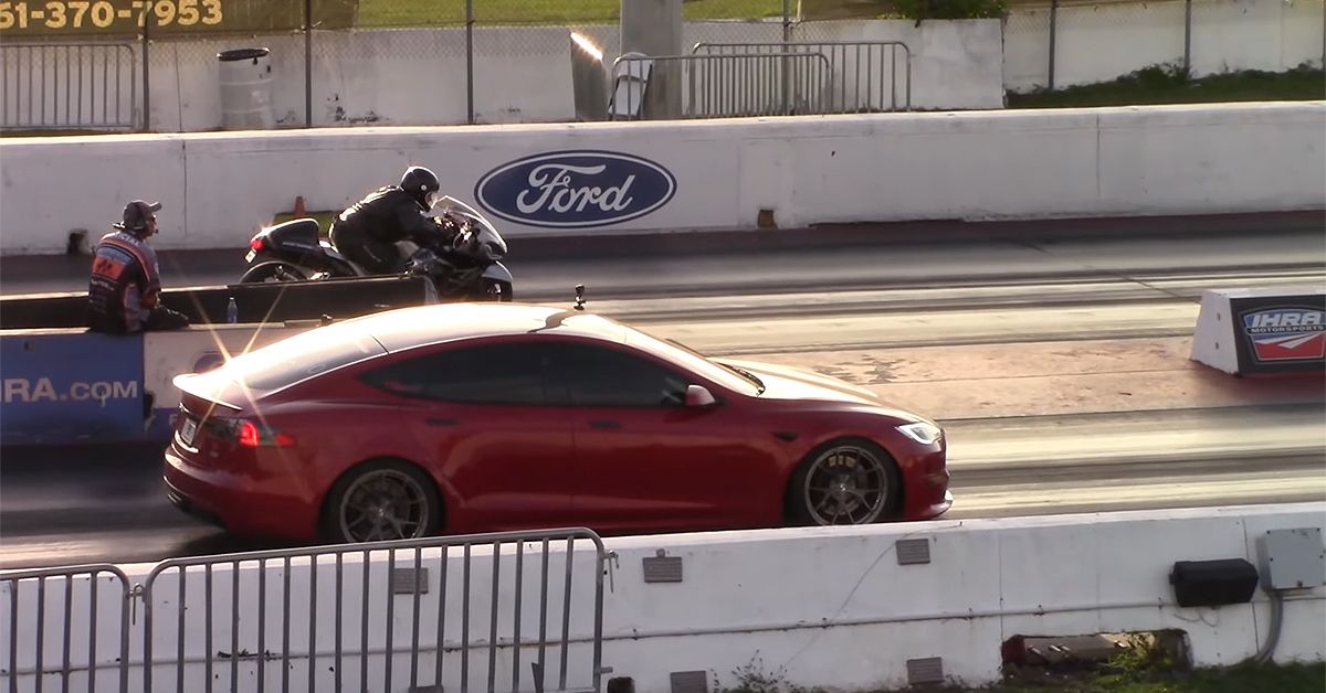 Tesla Plaid Model S Vs Hayabusa Drag Race, side profile view of both, at starting line