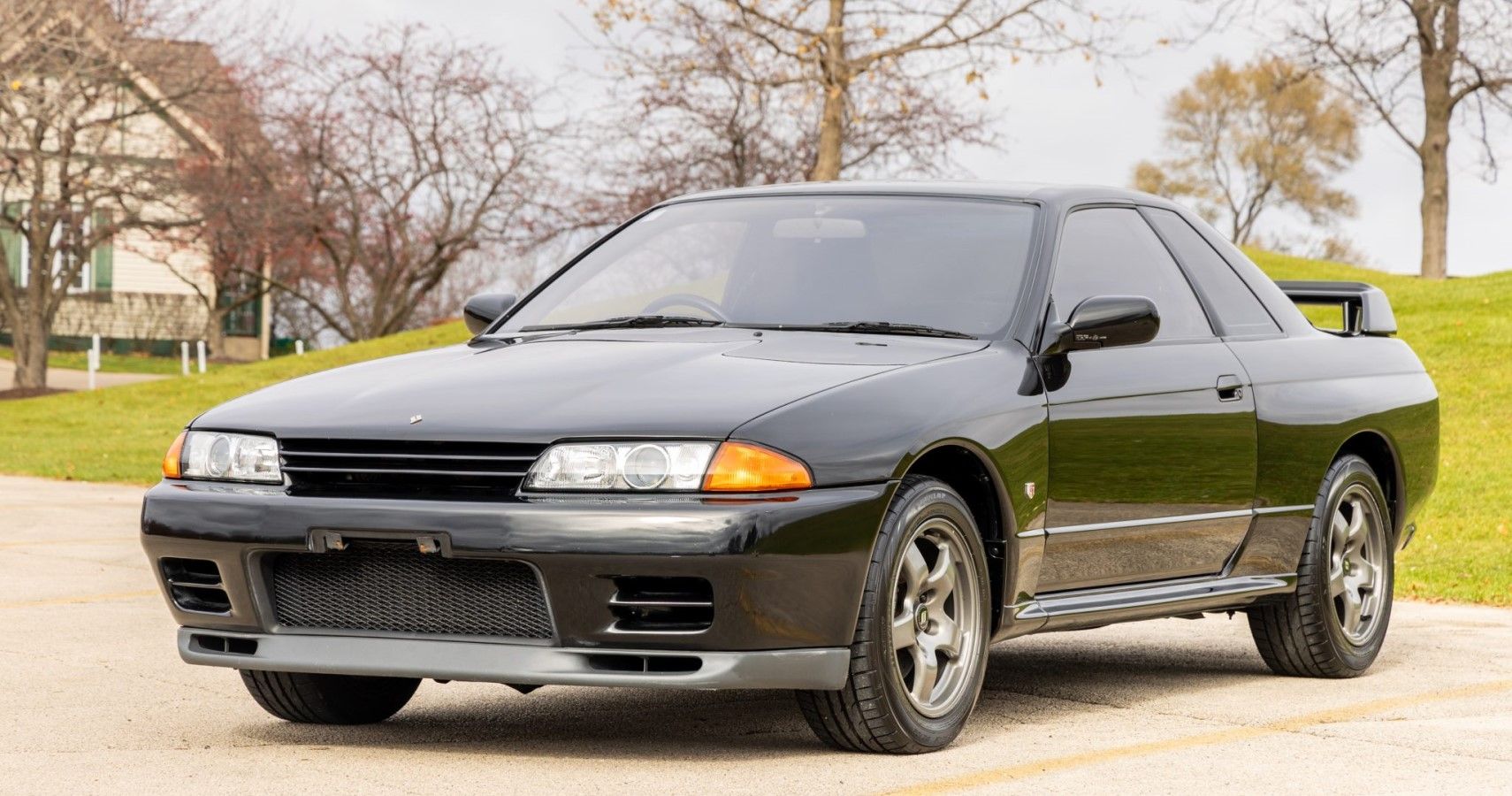 Nissan Skyline R32 GT-R front third quarter view