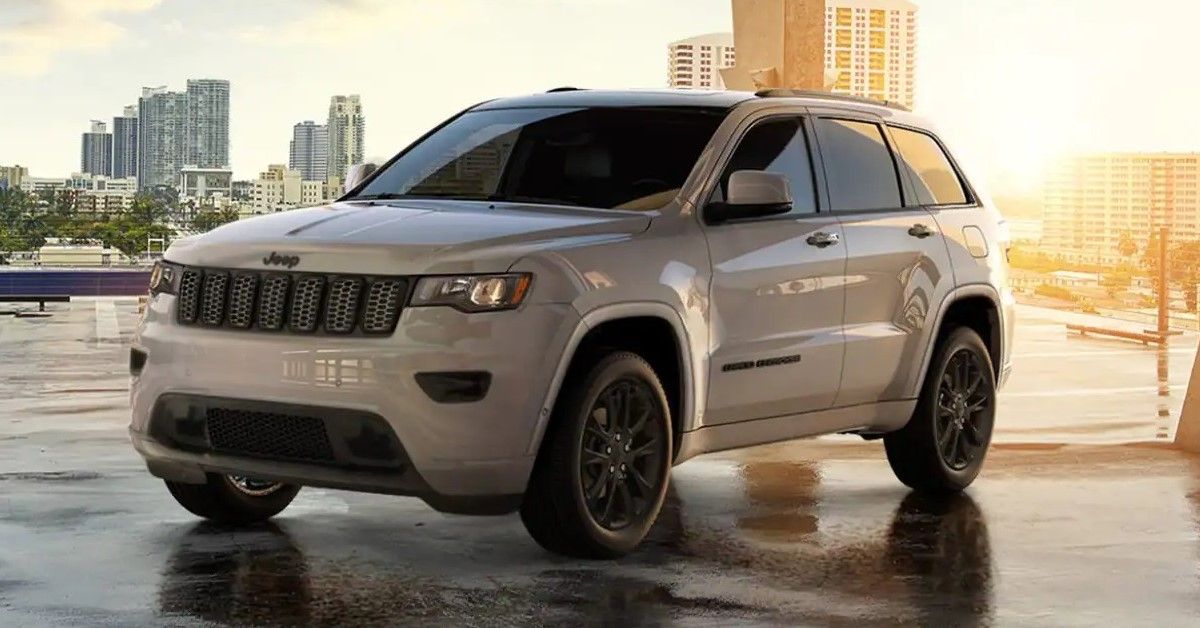 The 2022 Jeep Grand Cherokee WK parked in the city.