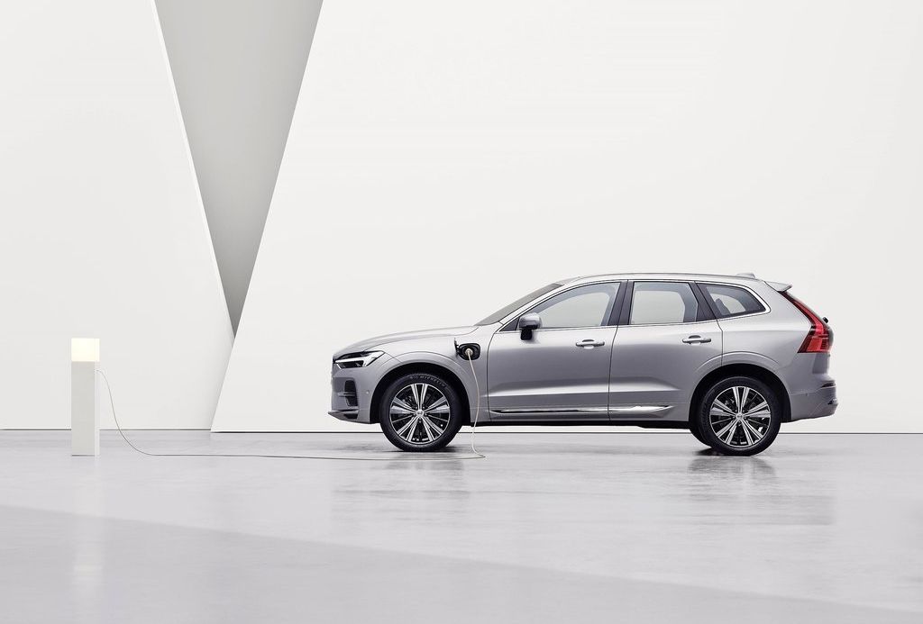 2022 Volvo XC60's SIde View