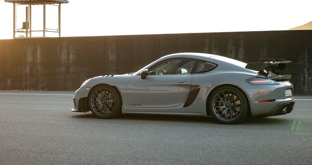 2022-porsche-718-cayman-gt4-rs-side-view-angle