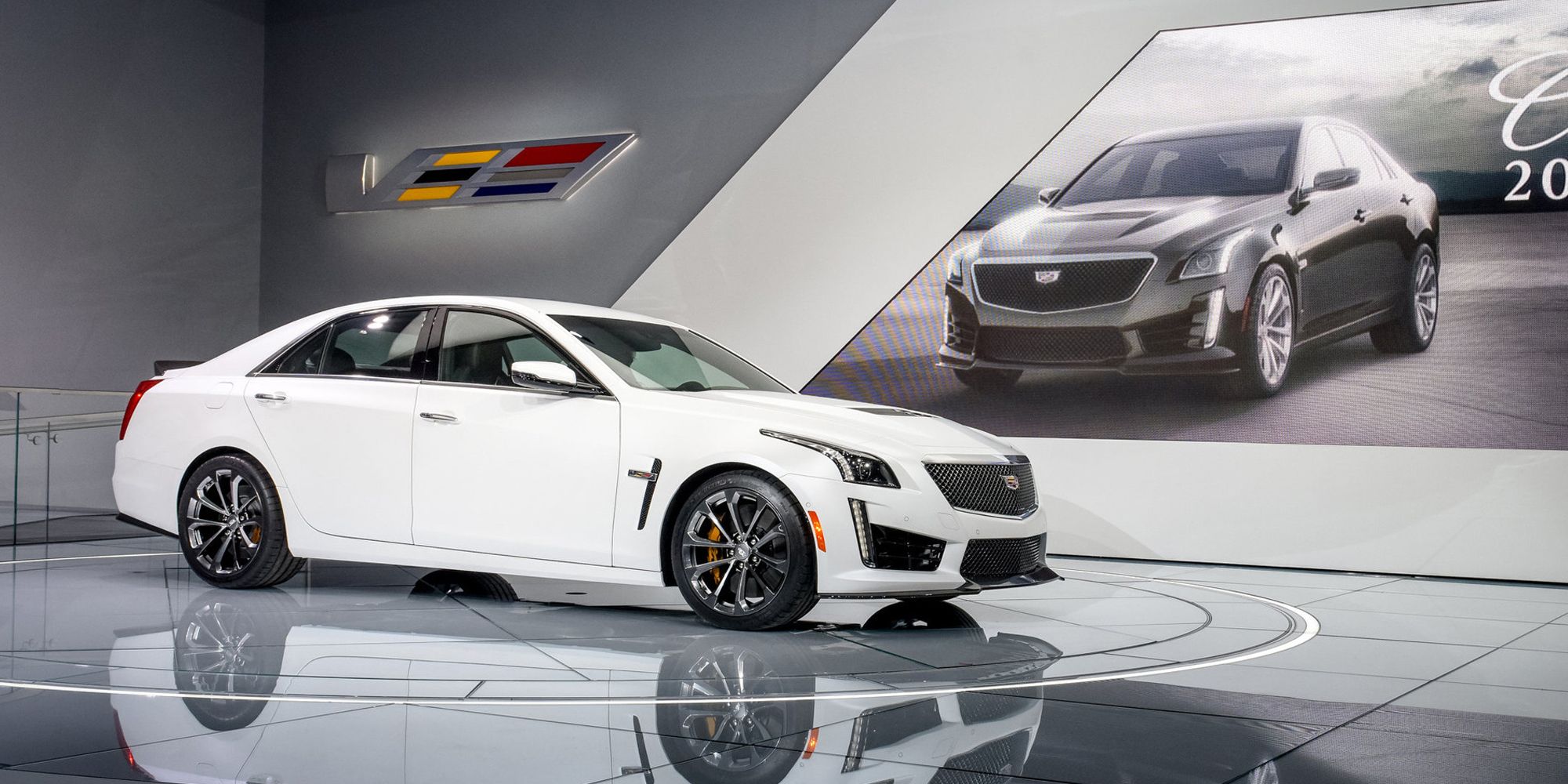 كاديلاك CTS-V عرض تقديمي أبيض للربع الأمامي