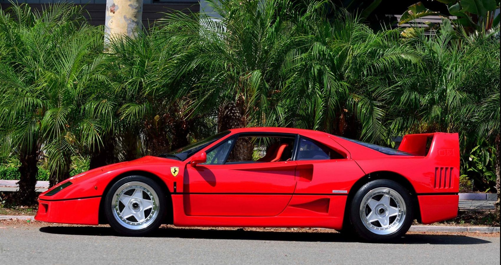 Ferrari F40 - Side