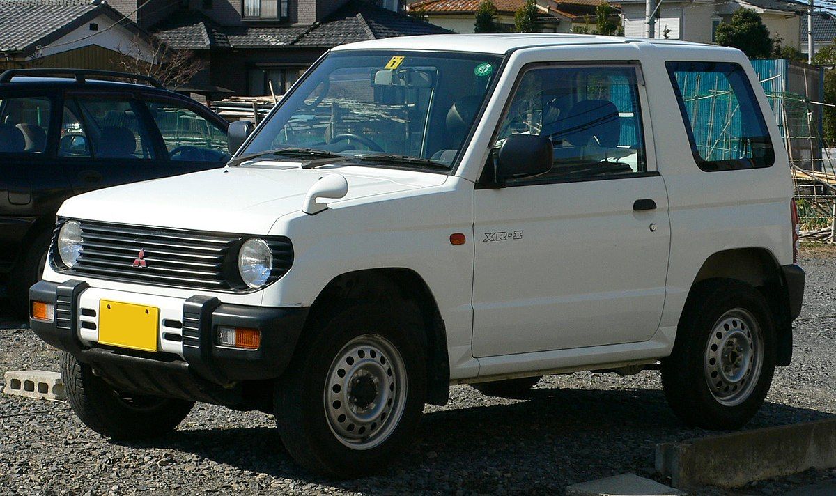 Mitsubishi_Pajero_Mini_XR-I,_front_left