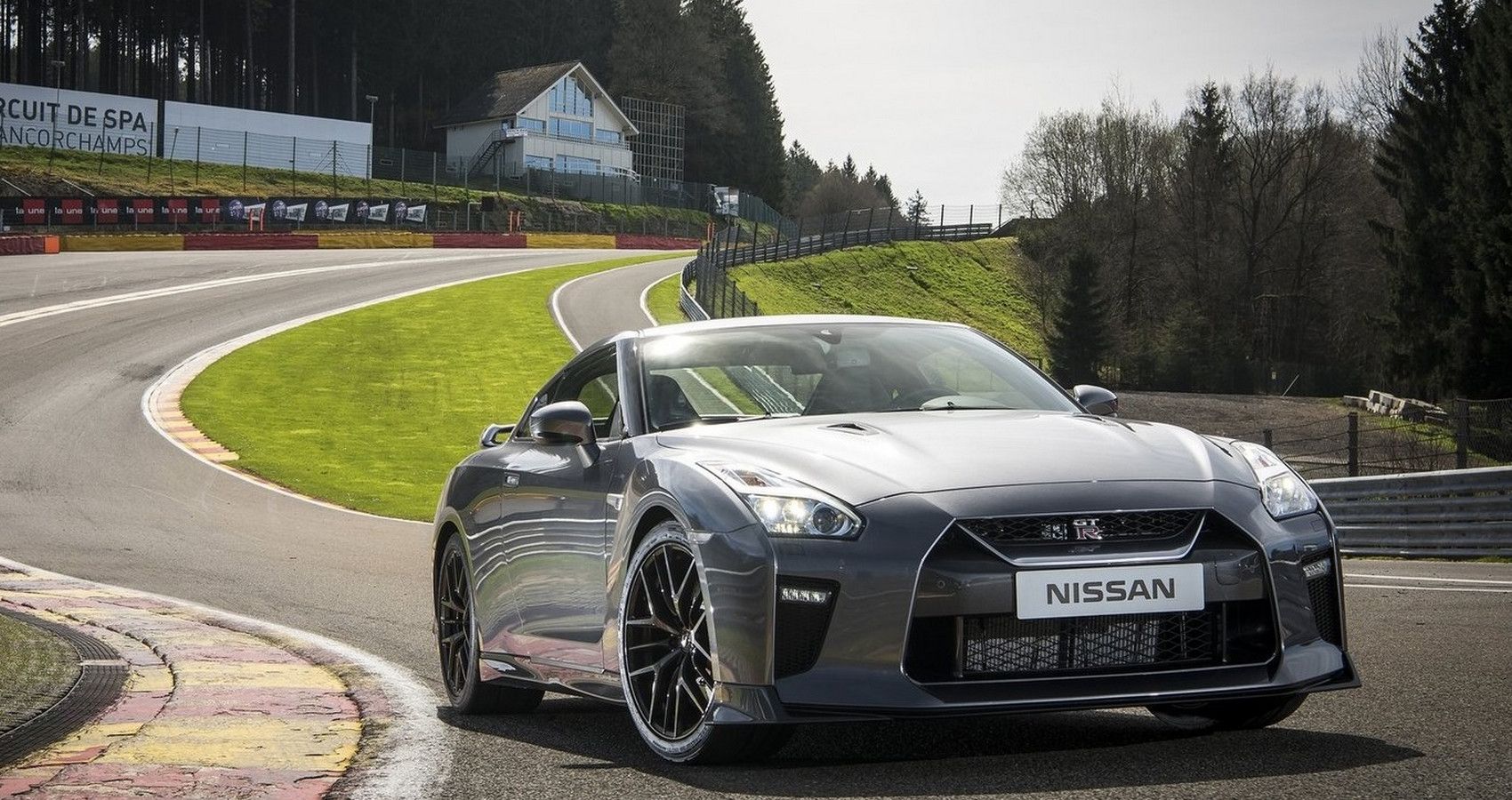 Nissan GT-R - Front