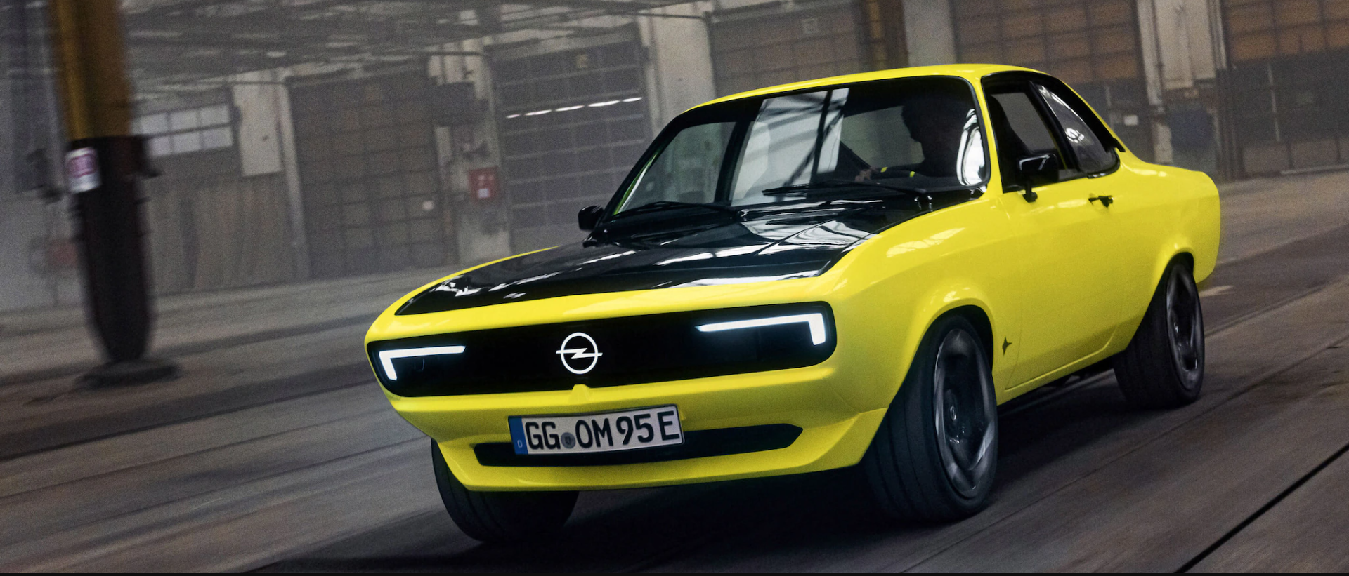 Opel Manta GSe ElektroMOD - Front Right Angle