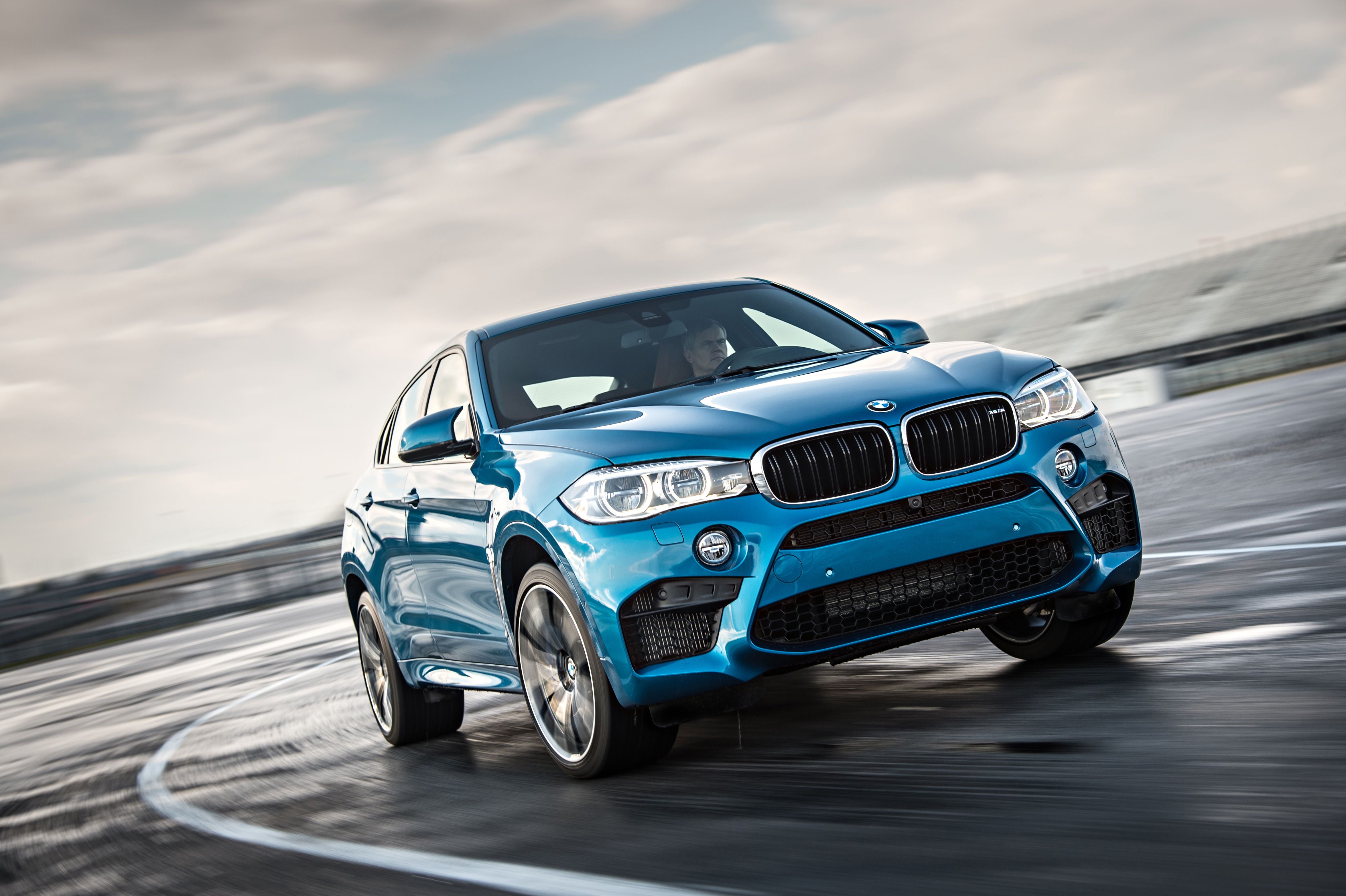 Azul 2015 BMW X6 M na pista