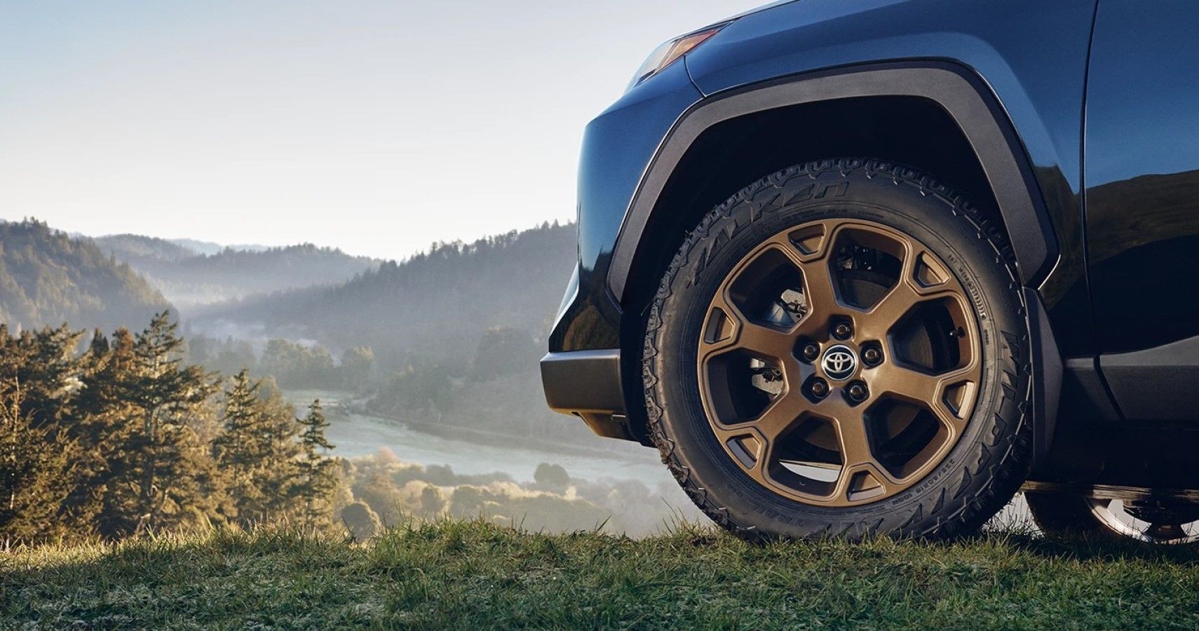 primer plano de las ruedas del Toyota RAV4 Hybrid Woodland Edition 2023