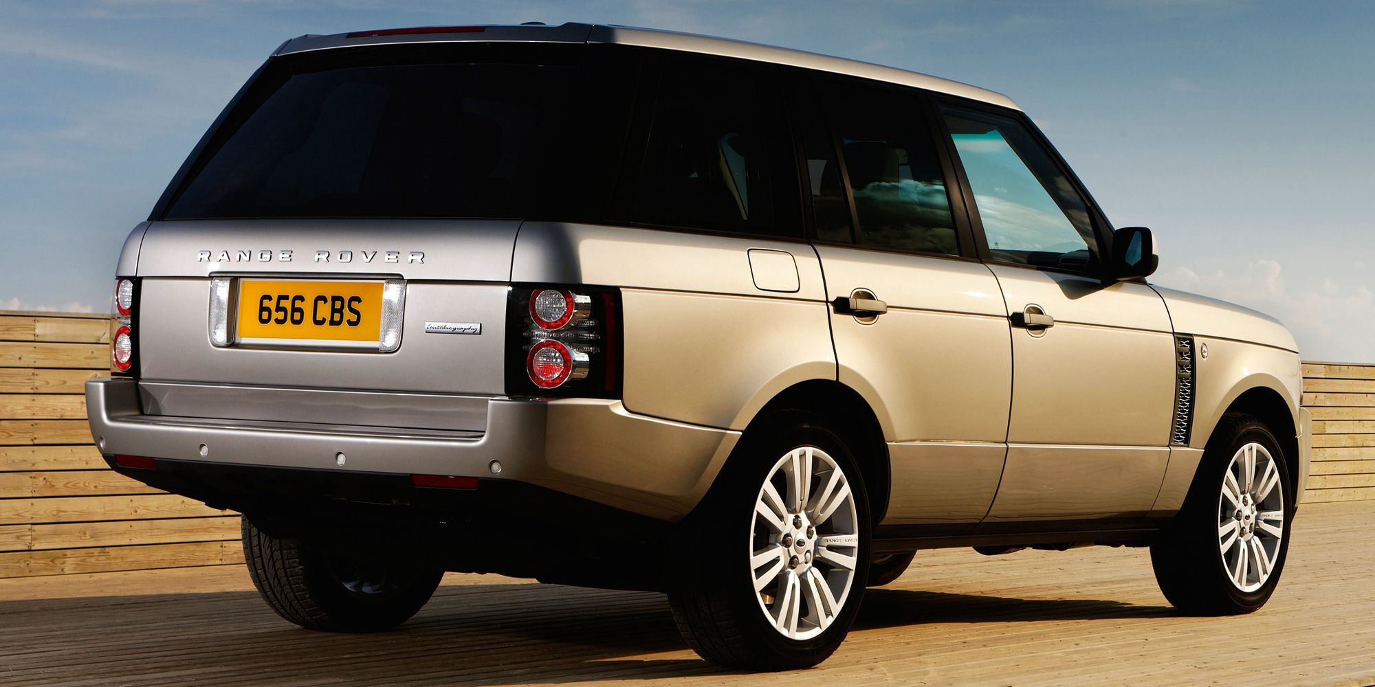 Rear 3/4 view of an L322 Range Rover Autobiography
