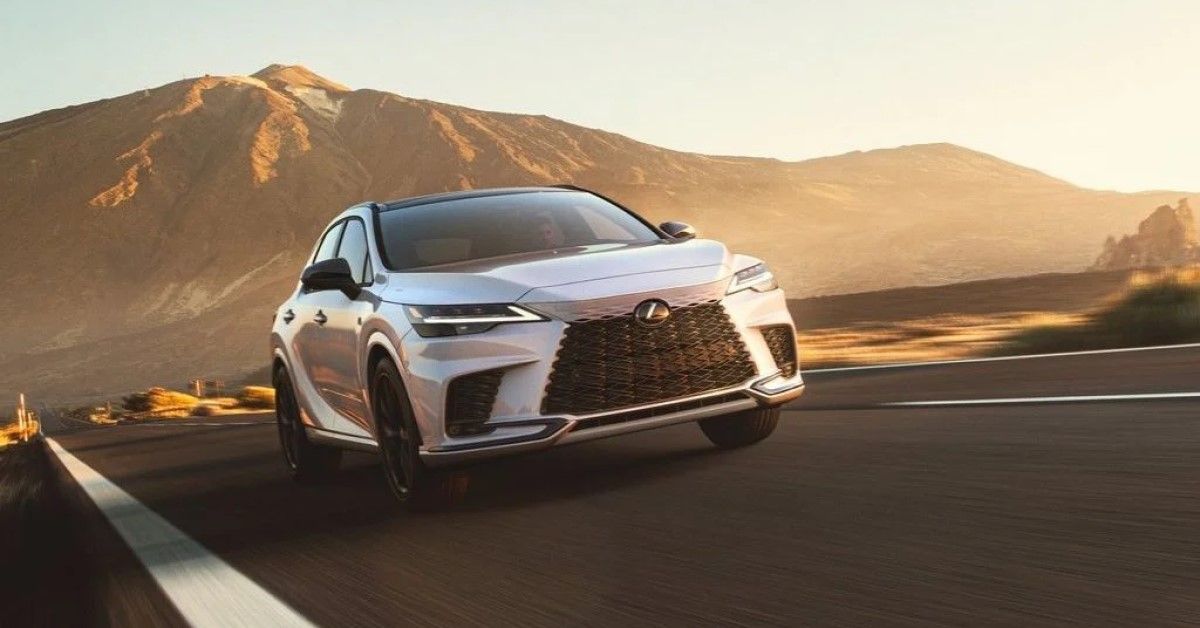 2023 Lexus RX acelerando vista frontal del tercer cuarto