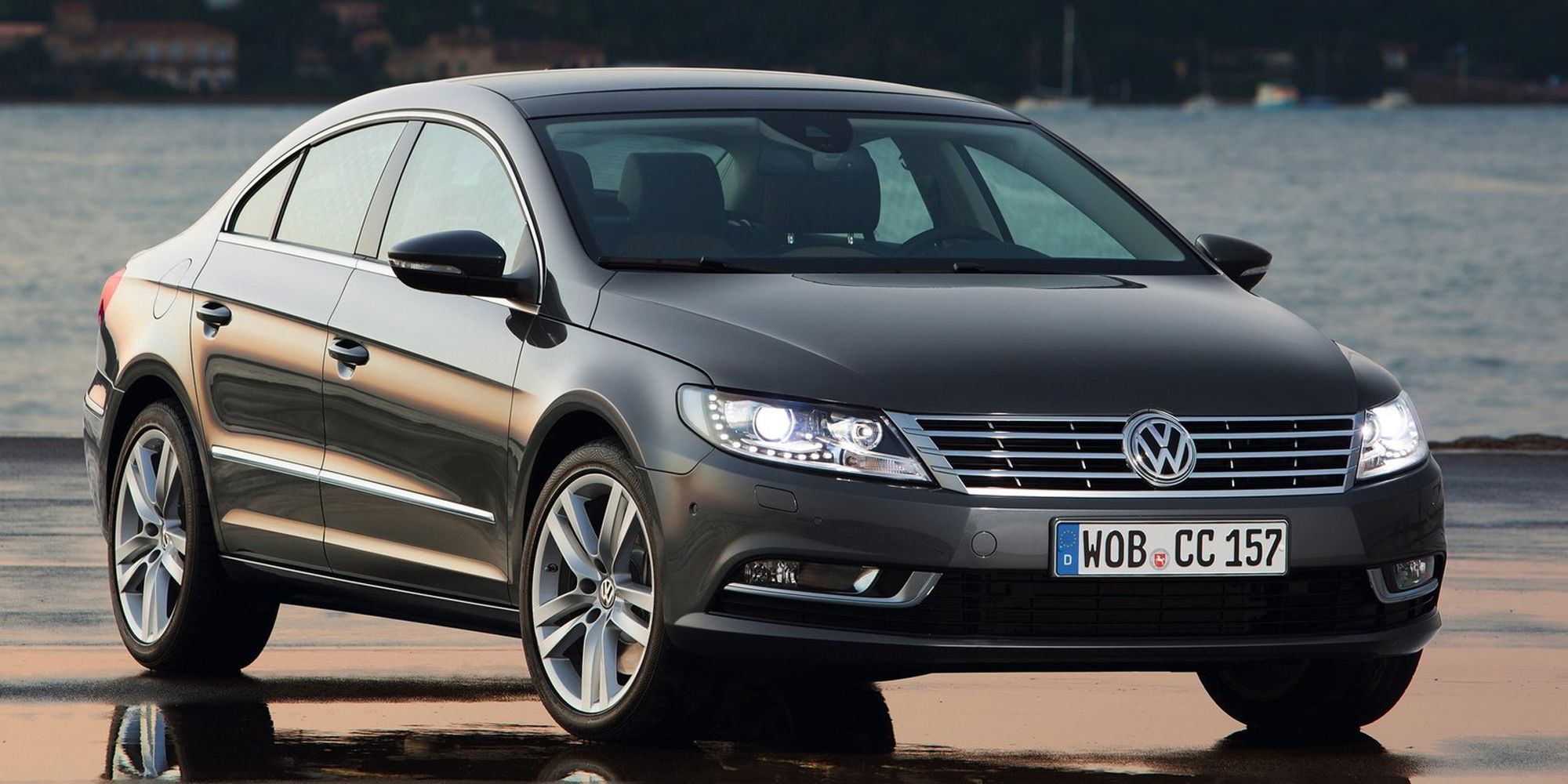 A frente de um facelift cinza do VW CC