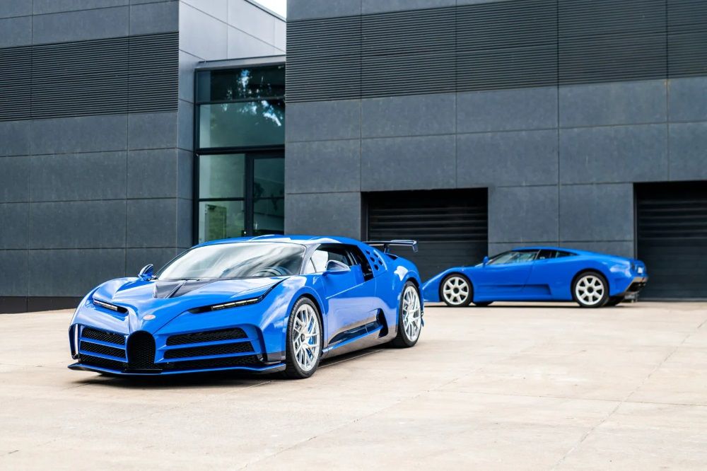 Bugatti Centodieci (primer plano) y Bugatti EB110 GT 