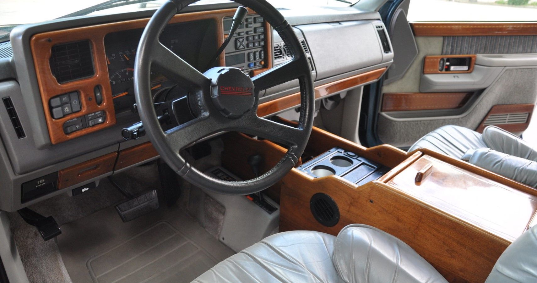 Third-gen Chevrolet K5 Blazer 4x4 interior view