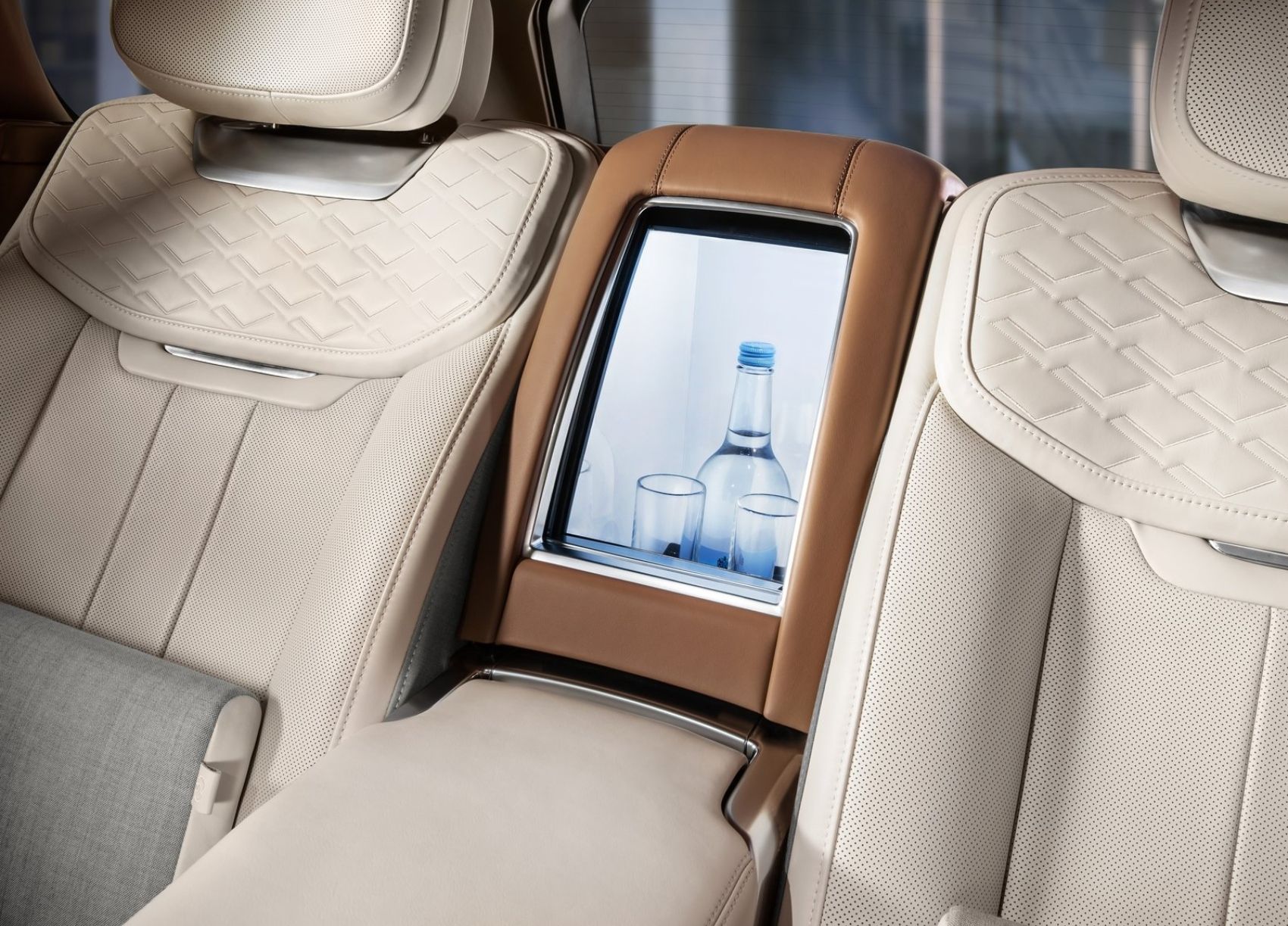 Refrigerator between the rear seats of the Range Rover SV LWB