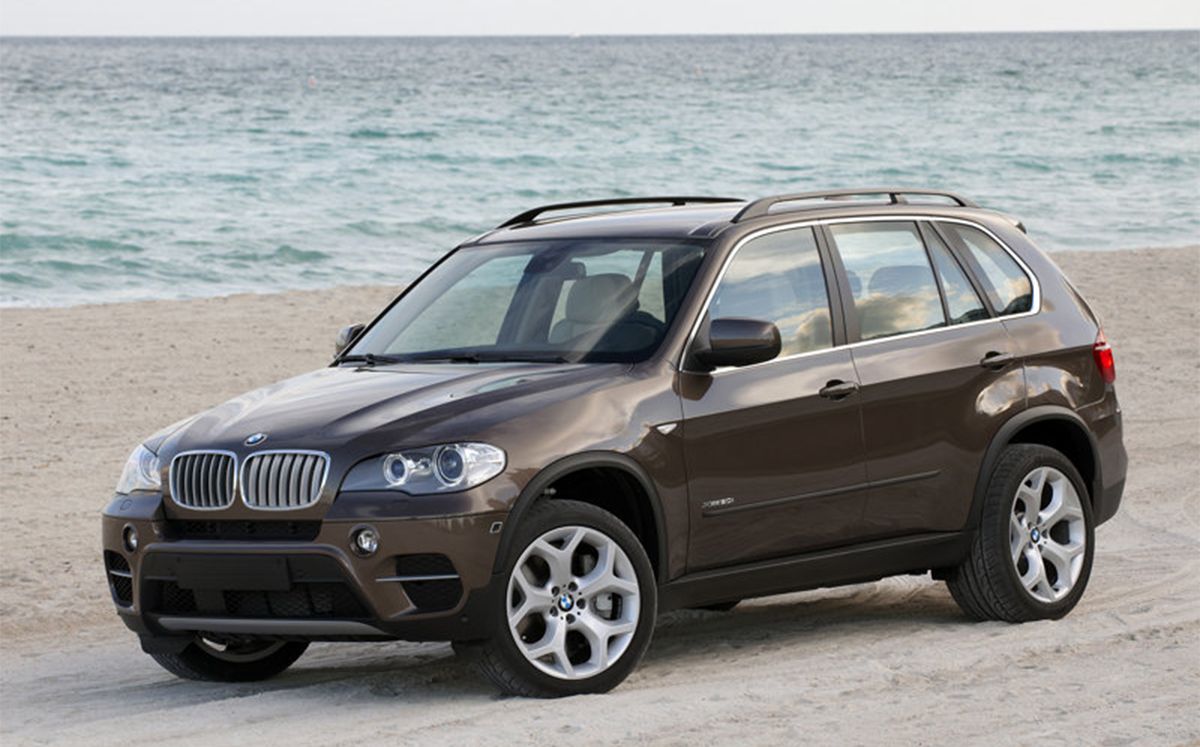 2011 BMW X5 (Dark Brown) – Front right corner