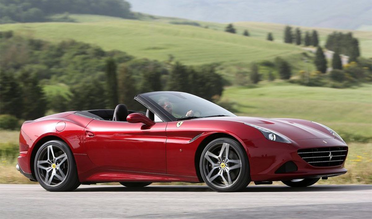 2015-Ferrari-California_T-(Rojo)---Ángulo lateral