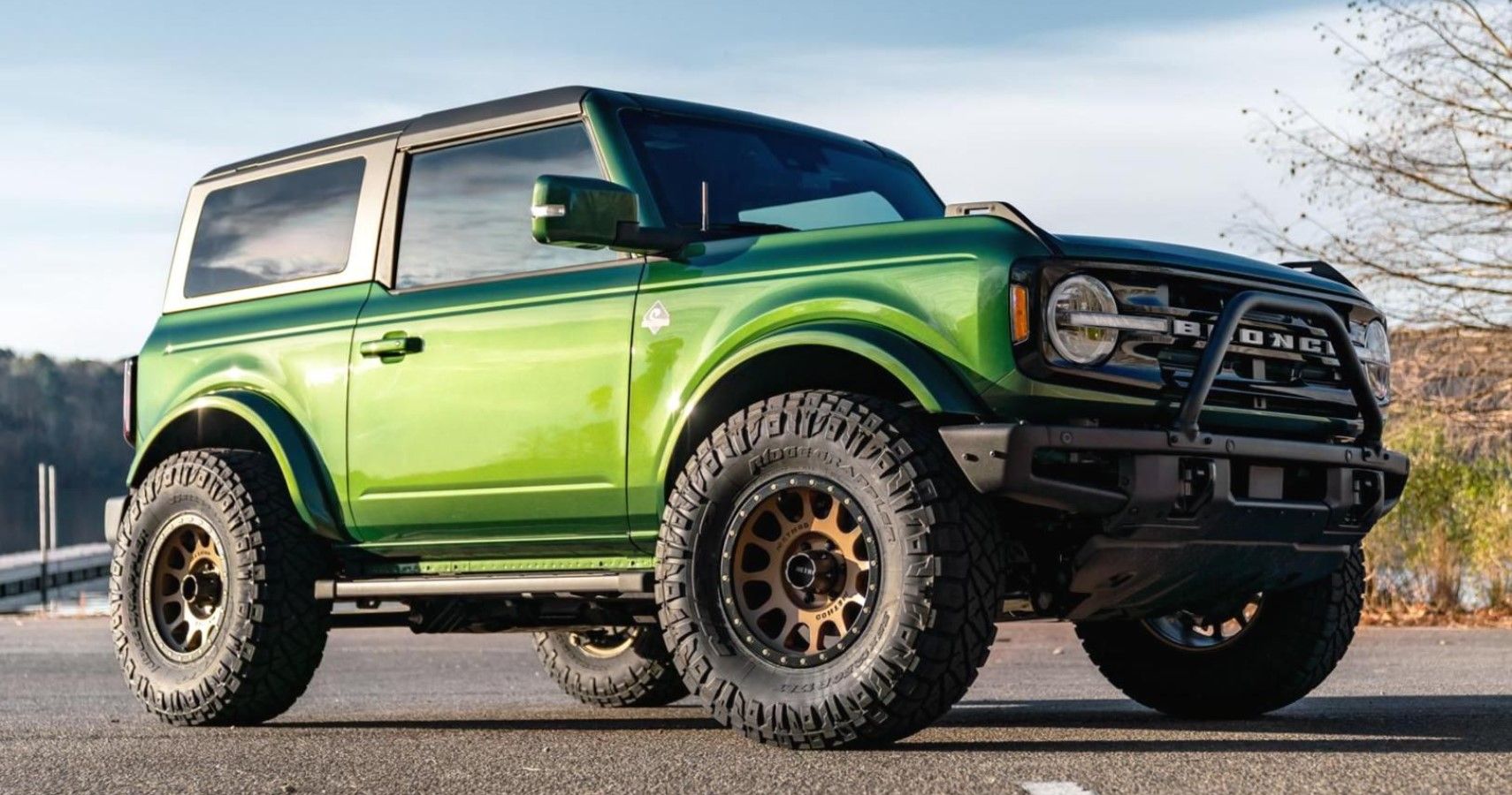 2023 Ford Bronco Outer Banks in green front third quarter hd wallpaper view