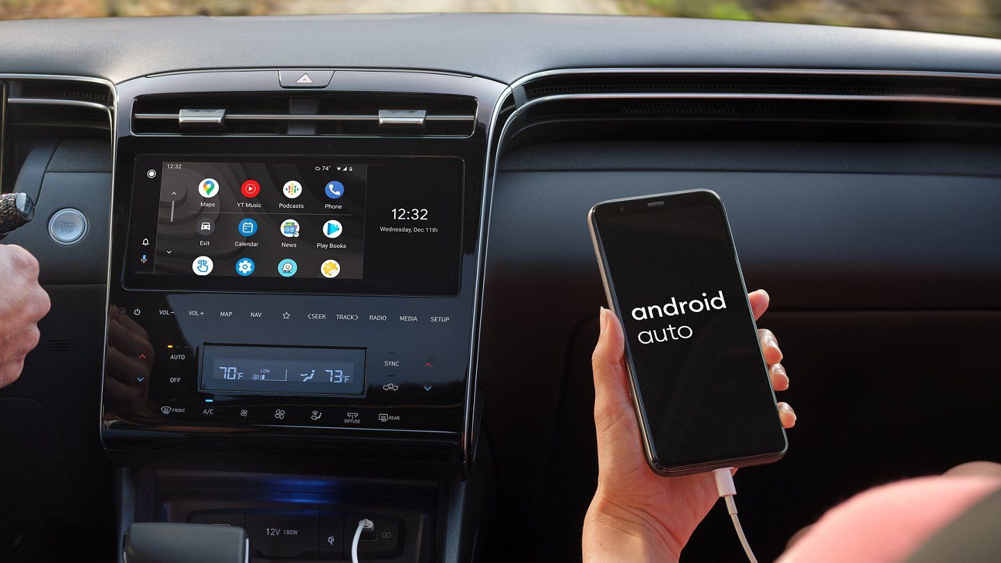 The touchscreen display of the Hyundai Santa Cruz. 