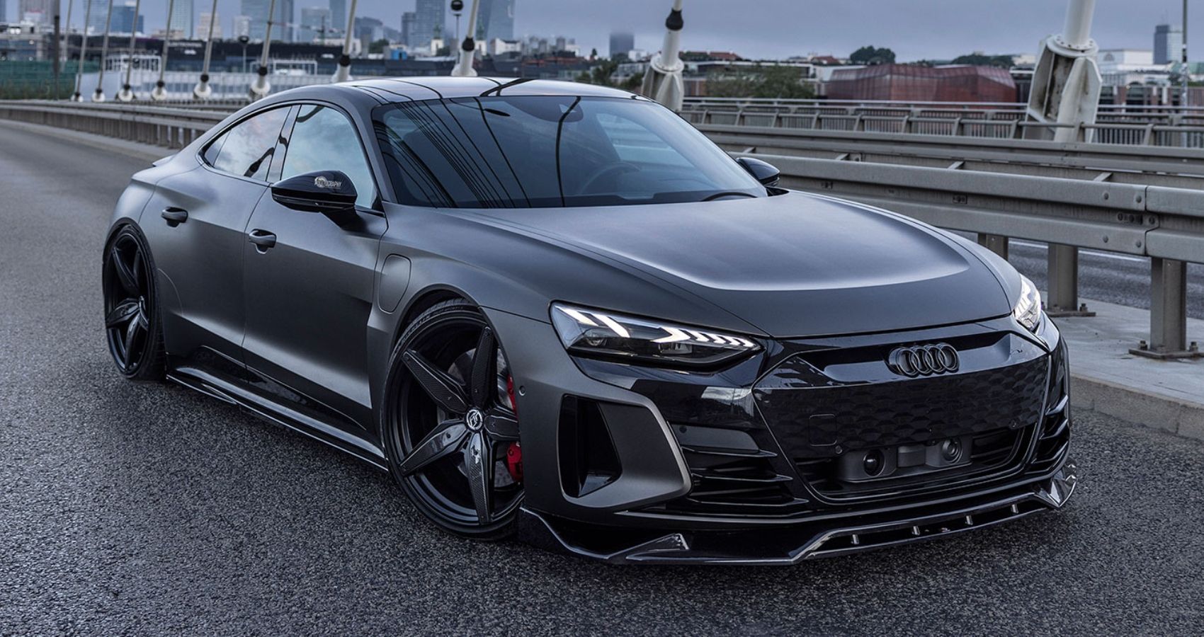 Front three quarter of Audi RS e-Tron GT customized by Turismo Wheels