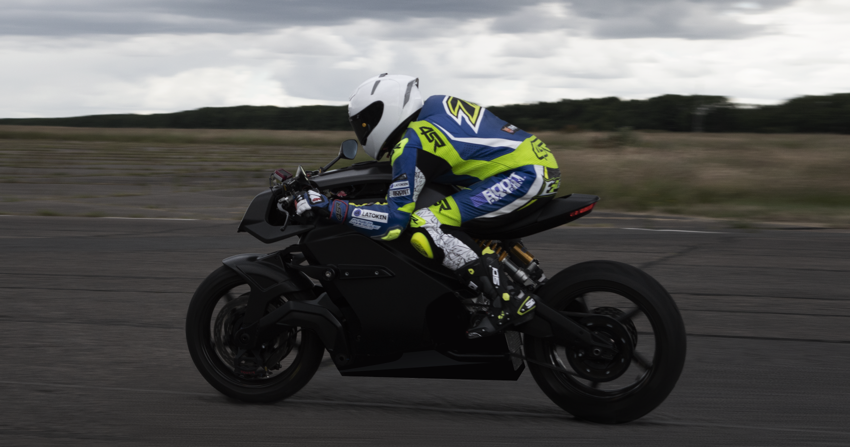 Ex-MotoGP Rider James Ellison going flat out on the Arc Vector