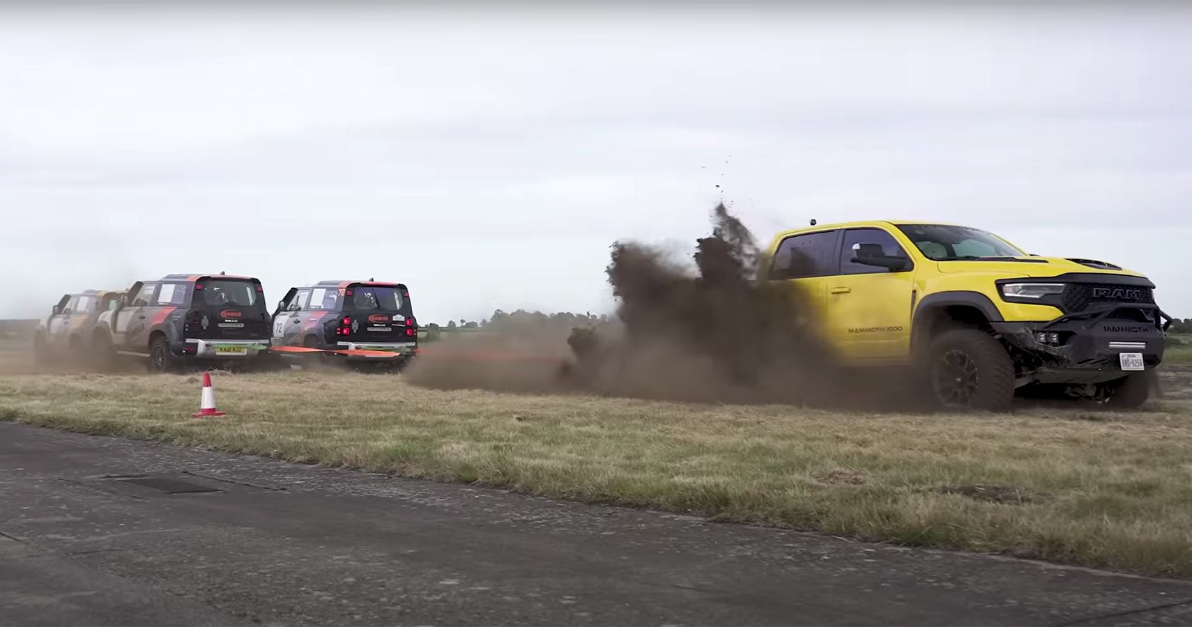 Bowler Land Rover Defender vs Hennessey Mammoth 1000 tug-of-war