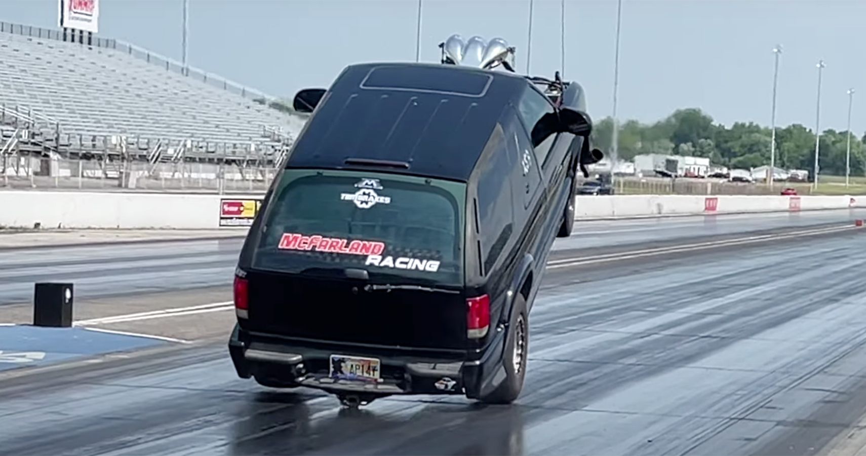 Chevrolet Blazer wheelie in drag race