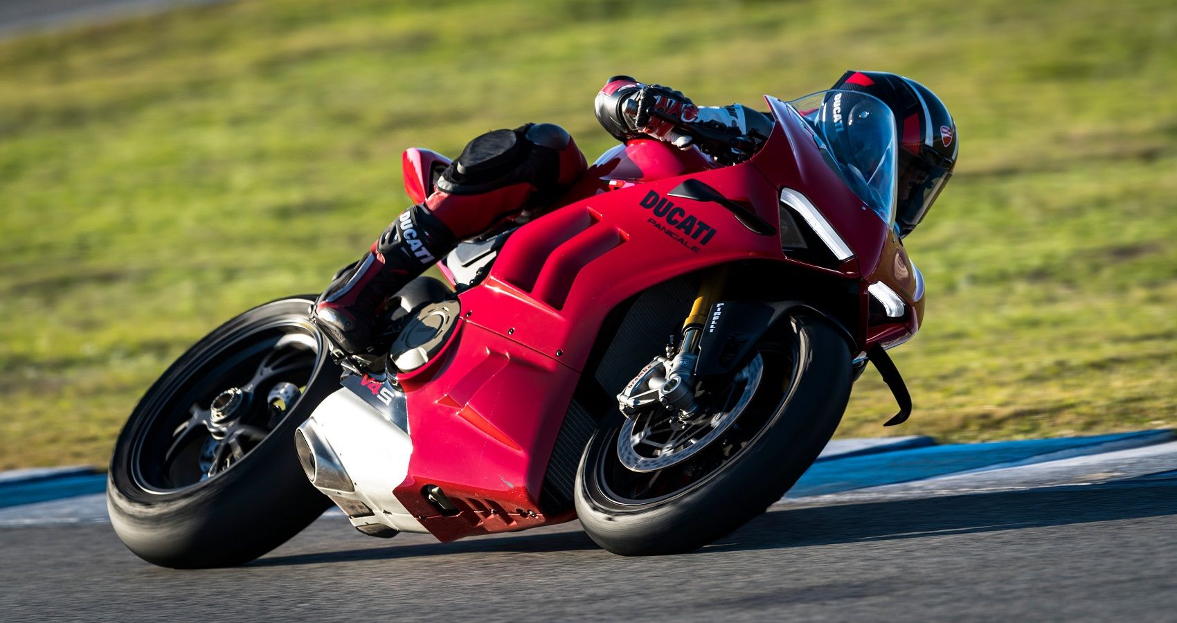 Ducati Panigale V4 R - The Sound of Excellence 