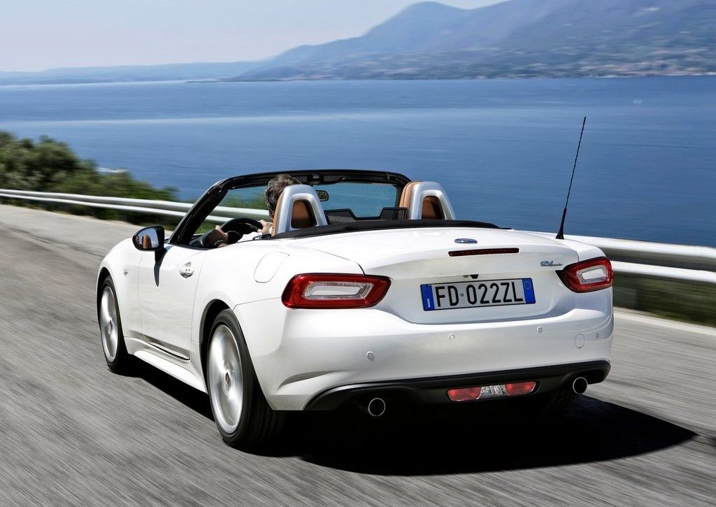 white fiat 124 spider