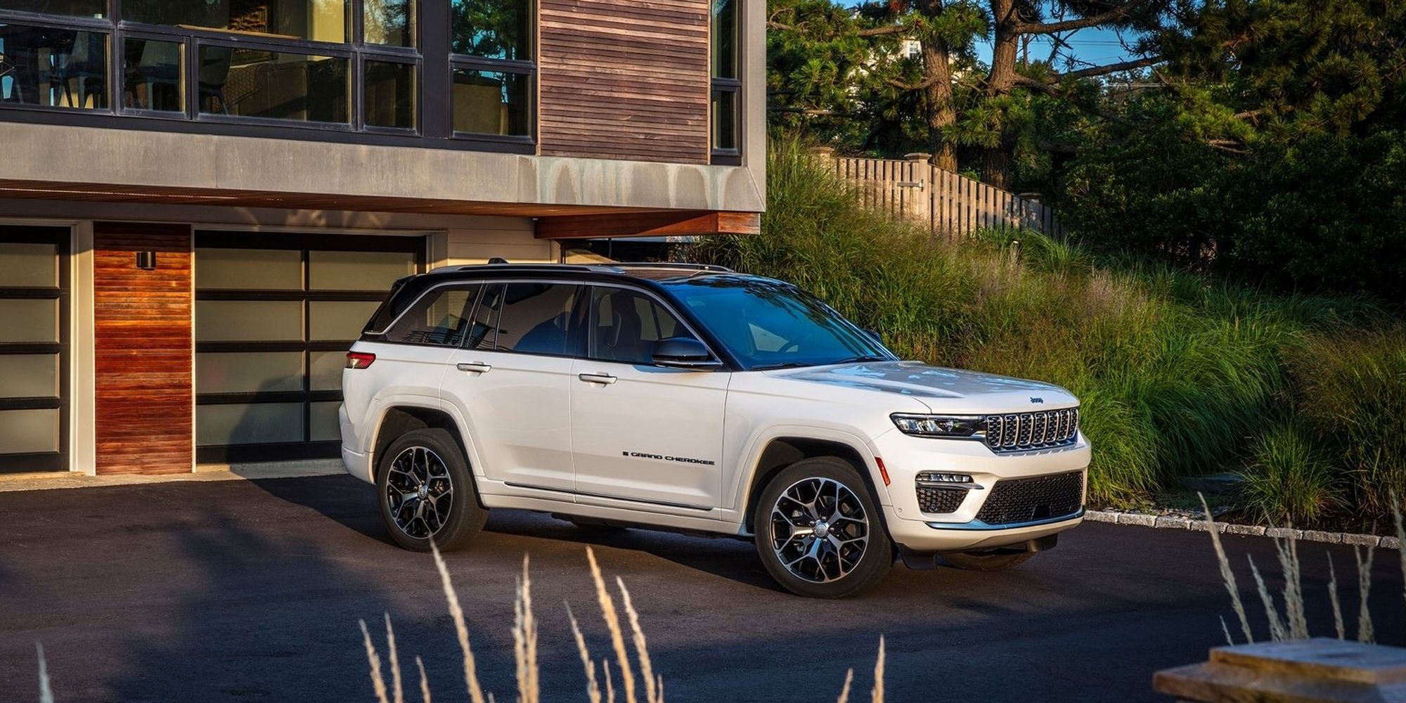 Jeep Grand Cherokee Front Quarter White Luxury Home