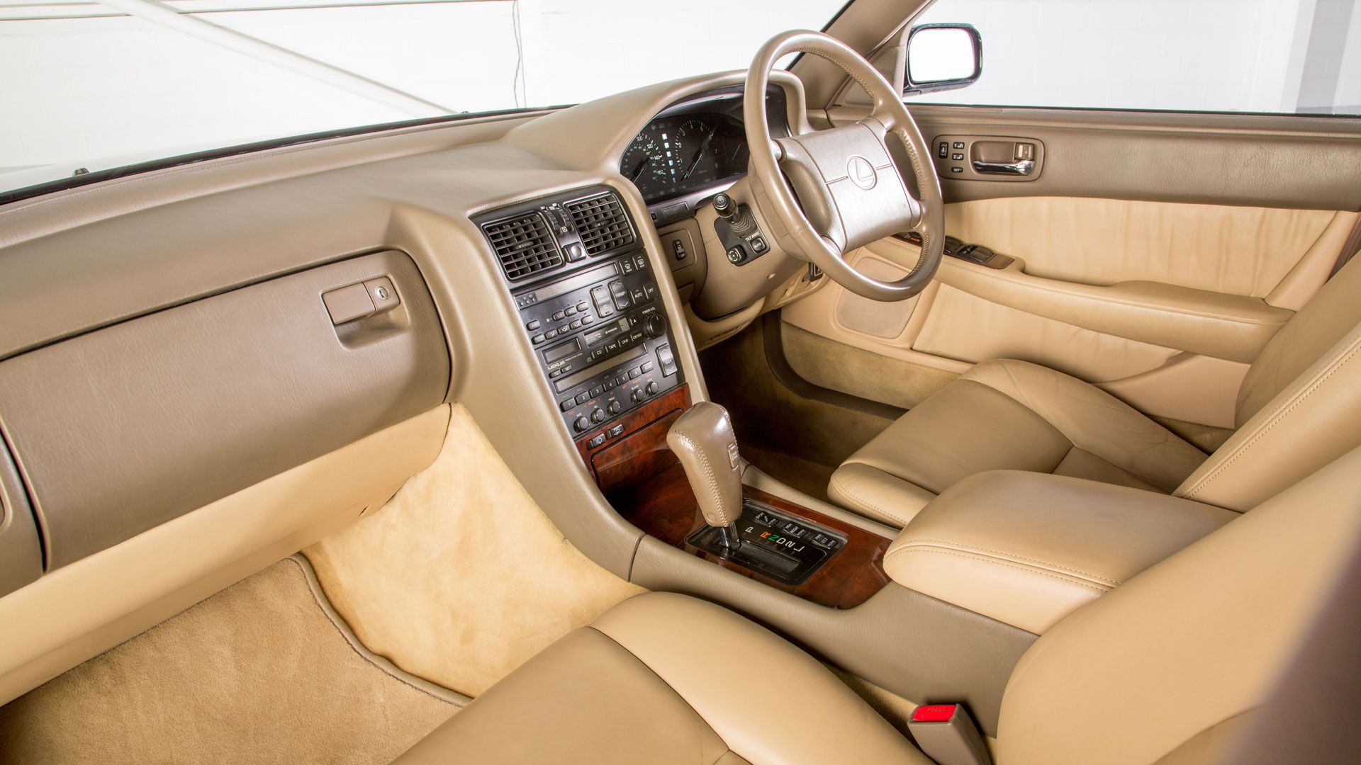 Lexus-LS400-interior