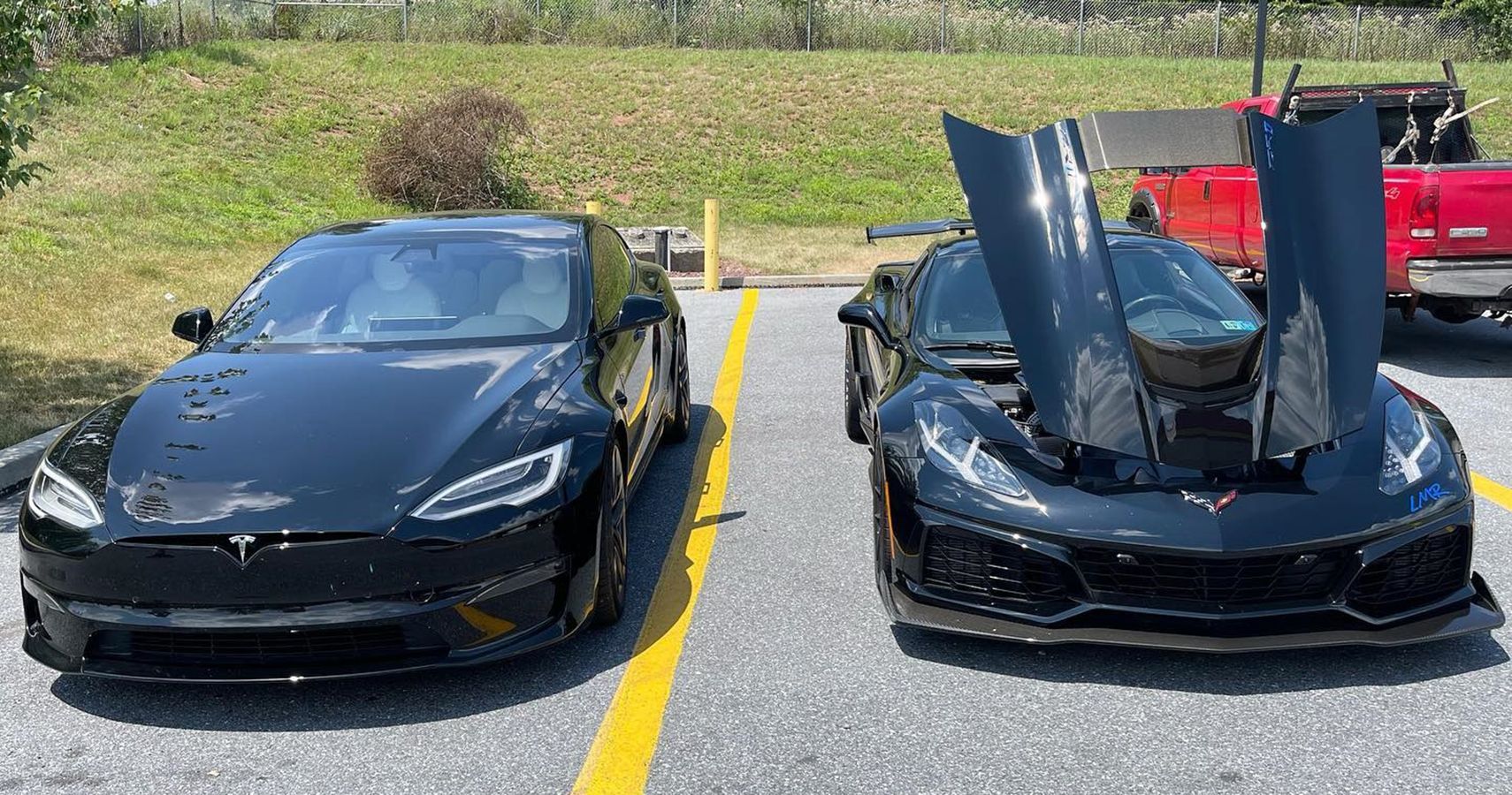 Tesla Model S Plaid vs 2019 Chevrolet Corvette C7 ZR1 race